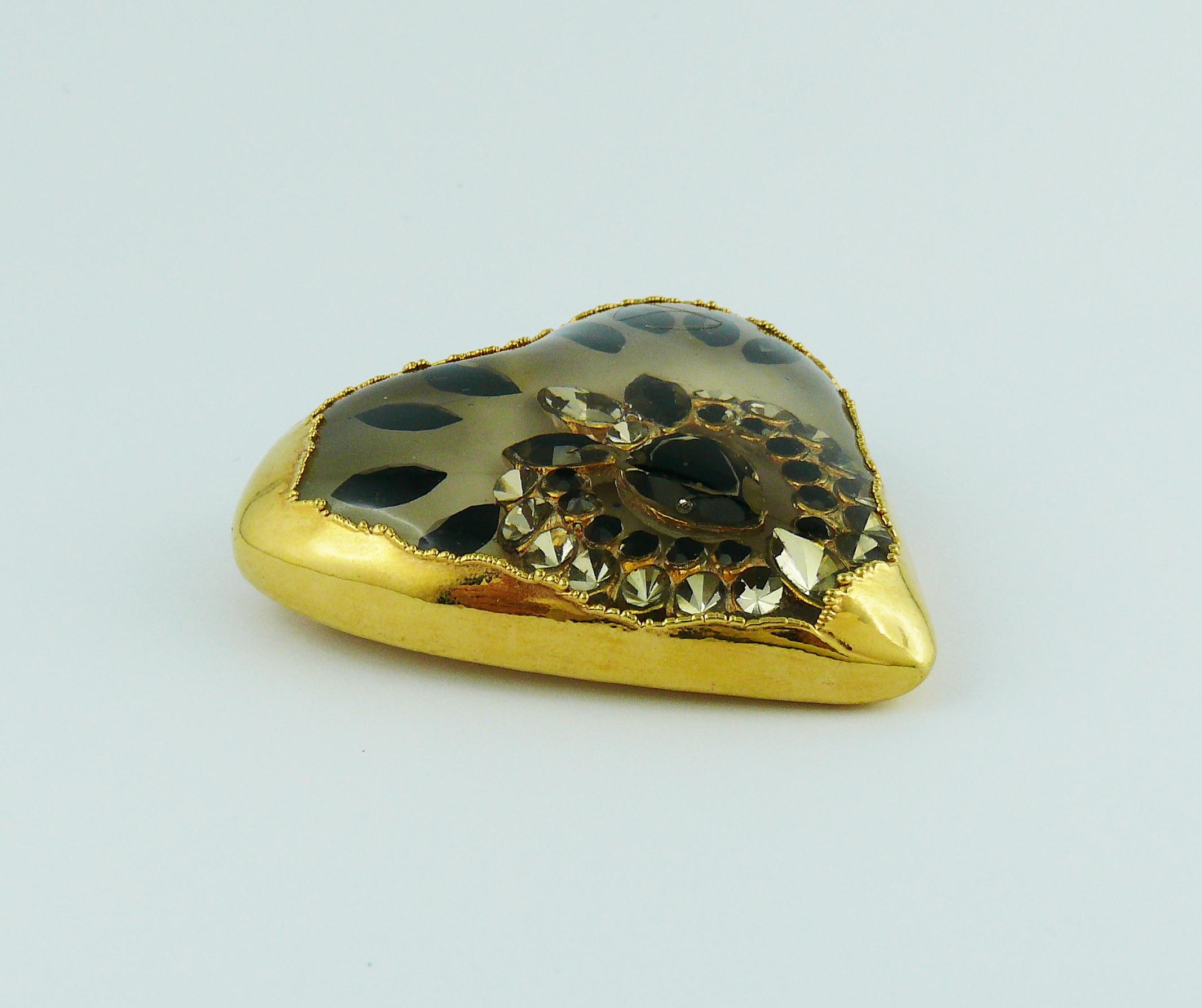 CHRISTIAN LACROIX vintage massive gold toned heart brooch featuring black and clear crystal embellishement in a resin inlaid.

Marked CHRISTIAN LACROIX CL Made in France.

Indicative measurements : max. height approx. 6.3 cm (2.48 inches) / max.