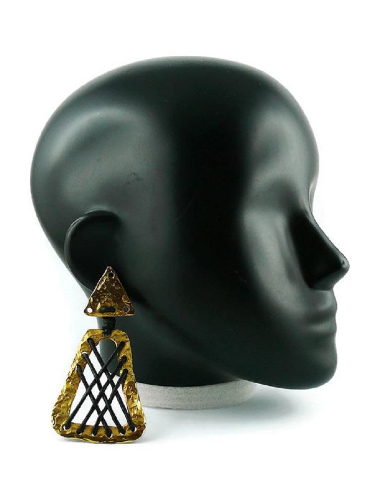 ALEXIS LAHELLEC vintage massive tribal African inspired dangling earrings (clip-on) featuring leather laces in a gold toned hammered setting.

Marked ALEXIS LAHELLEC.

Indicative measurements : max. height approx. 9.8 cm (3.86 inches) / max. width