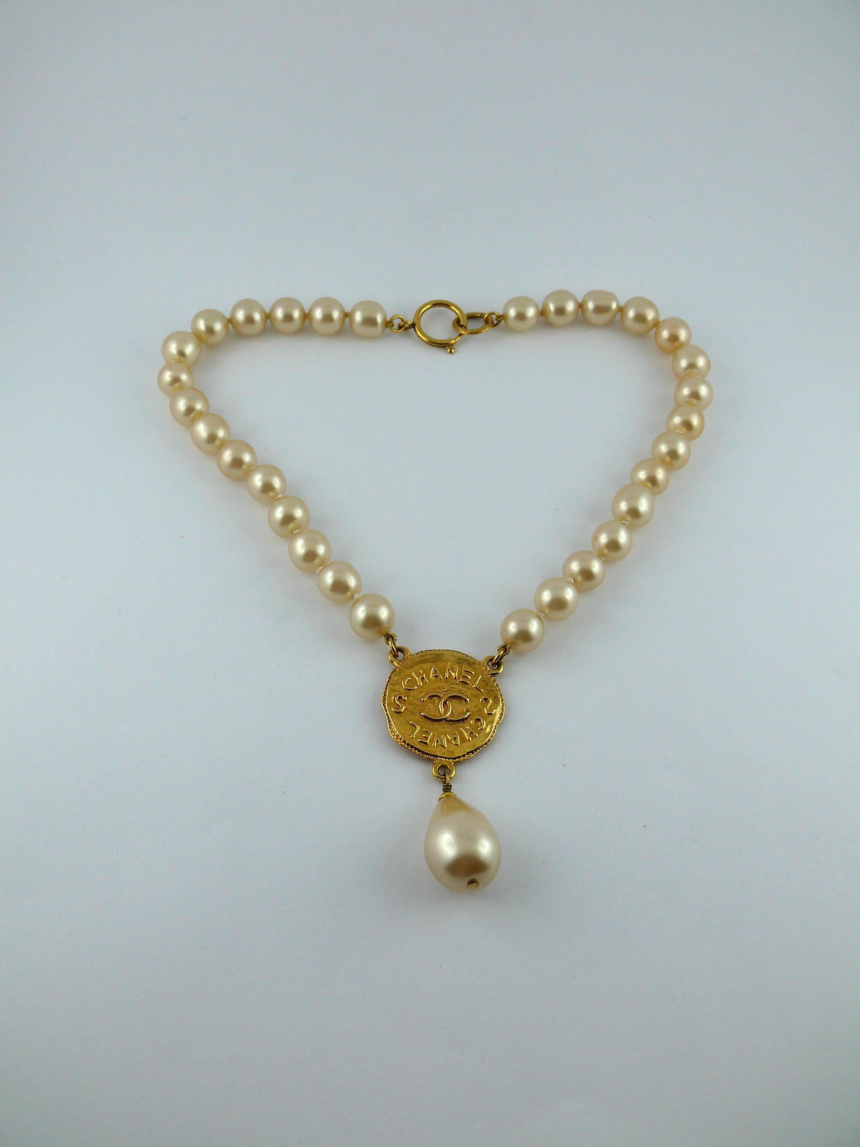 CHANEL vintage faux pearl necklace featuring a gold tone textured CC logo medallion and a large faux pearl tear drop.

Spring clasp closure.

Marked CHANEL 94 A Made in France.

Indicative measurements : length approx. 45 cm (17.72 inches) / coin