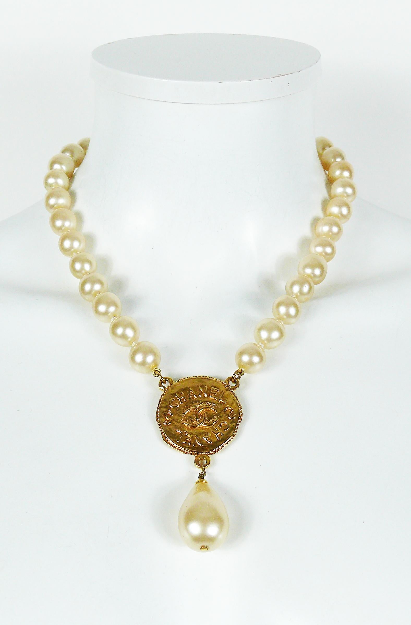 Chanel Vintage Pearl Necklace with CC Logo Coin Medallion, 1994  In Excellent Condition In Nice, FR