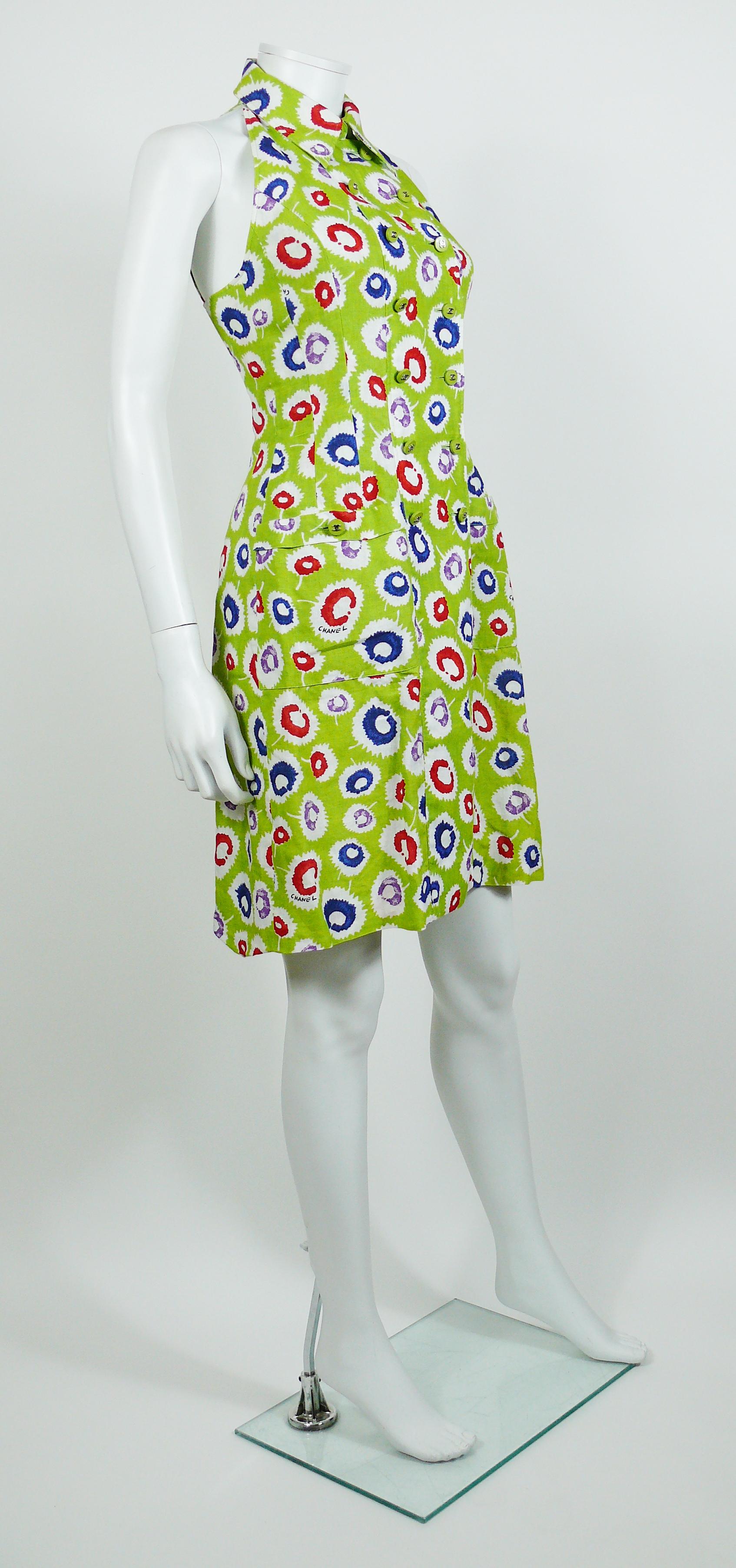 Chanel Boutique vintage multicolored linen dress.

Summer 1997 Collection.

This dress features :
- Abstract muticolored flower print with Chanel signature on a green background.
- Button front.
- Green resin buttons with silver toned CC logo.
- Two