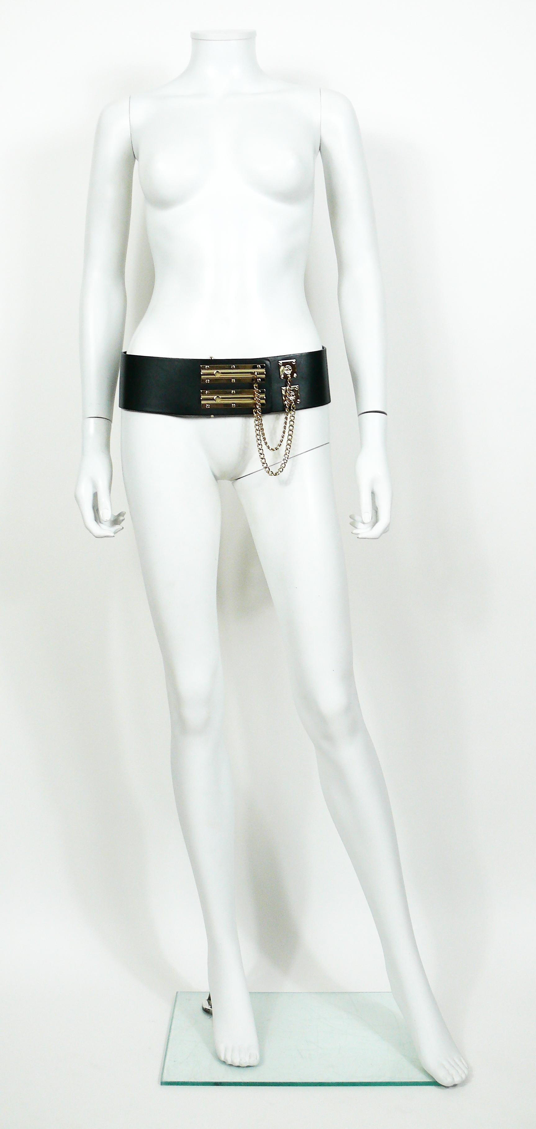 CHANEL black leather wide belt featuring two gold toned sliding chain locks.

As seen on the CHANEL Spring/Summer Ready-To-Wear 2002 runway.

Embossed CHANEL 02 P Made in Italy.
Size 90/36.

Indicative measurements : adjustable length from approx.