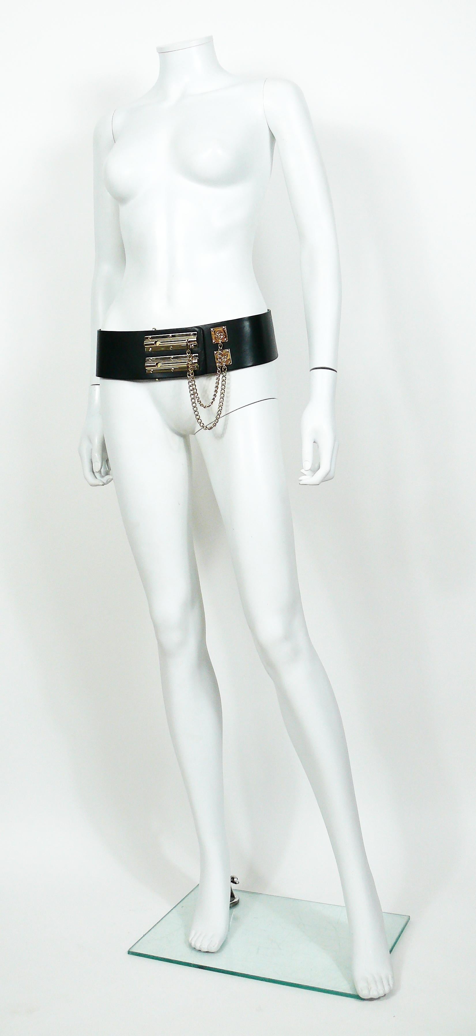 Chanel Spring 2002 Black Leather Sliding Chain Lock Runway Belt In Good Condition For Sale In Nice, FR