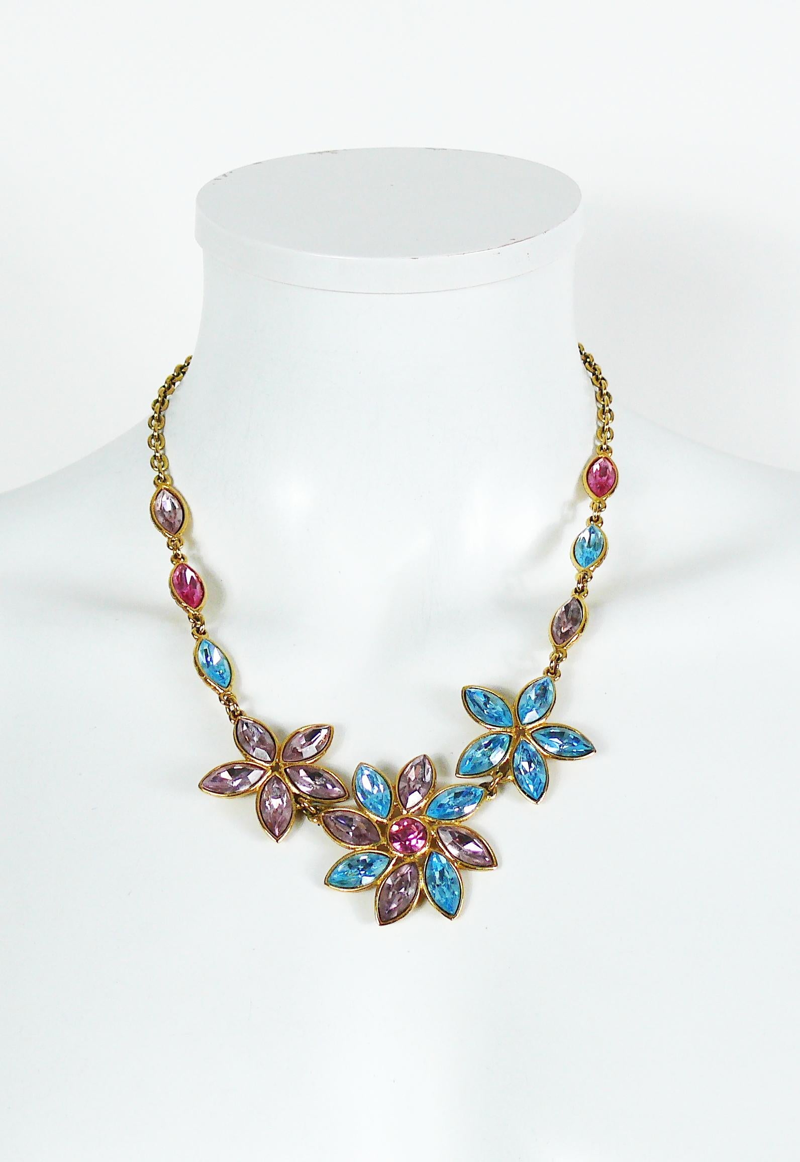 YVES SAINT LAURENT vintage gold toned necklace featuring flowers with multicolored crystal embellishement.

T-bar closure.

Love clasp rings embossed YVES SAINT LAURENT.
Made in France.

Indicative measurements : adjustable length from approx. 45 cm