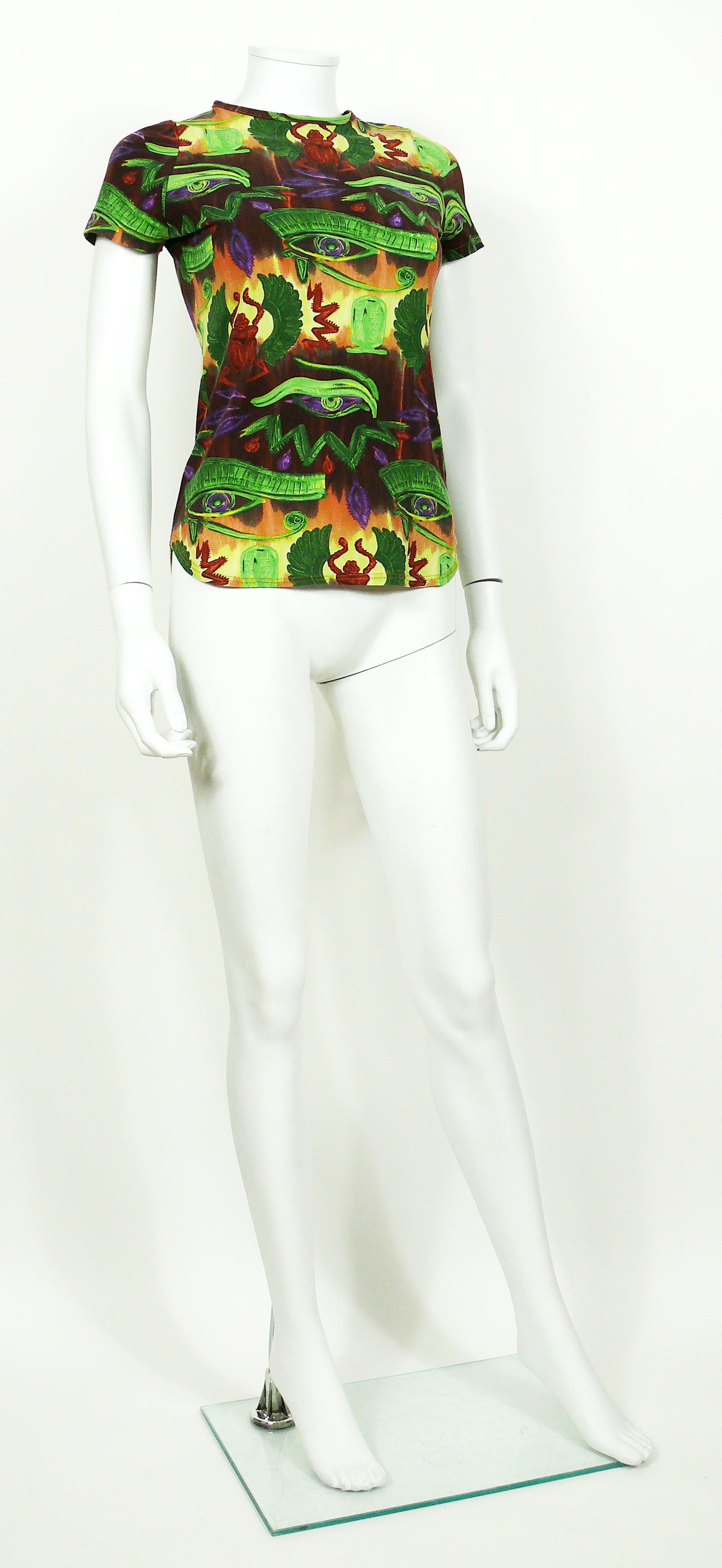 Top vintage Jean Paul Gaultier avec des symboles égyptiens : yeux:: scarabées:: cartouches et hiéroglyphes. 

Matière extensible. 

L'étiquette indique GAULTIER JEAN'S. 

. Il manque les étiquettes de composition et de taille. 
Veuillez vous référer