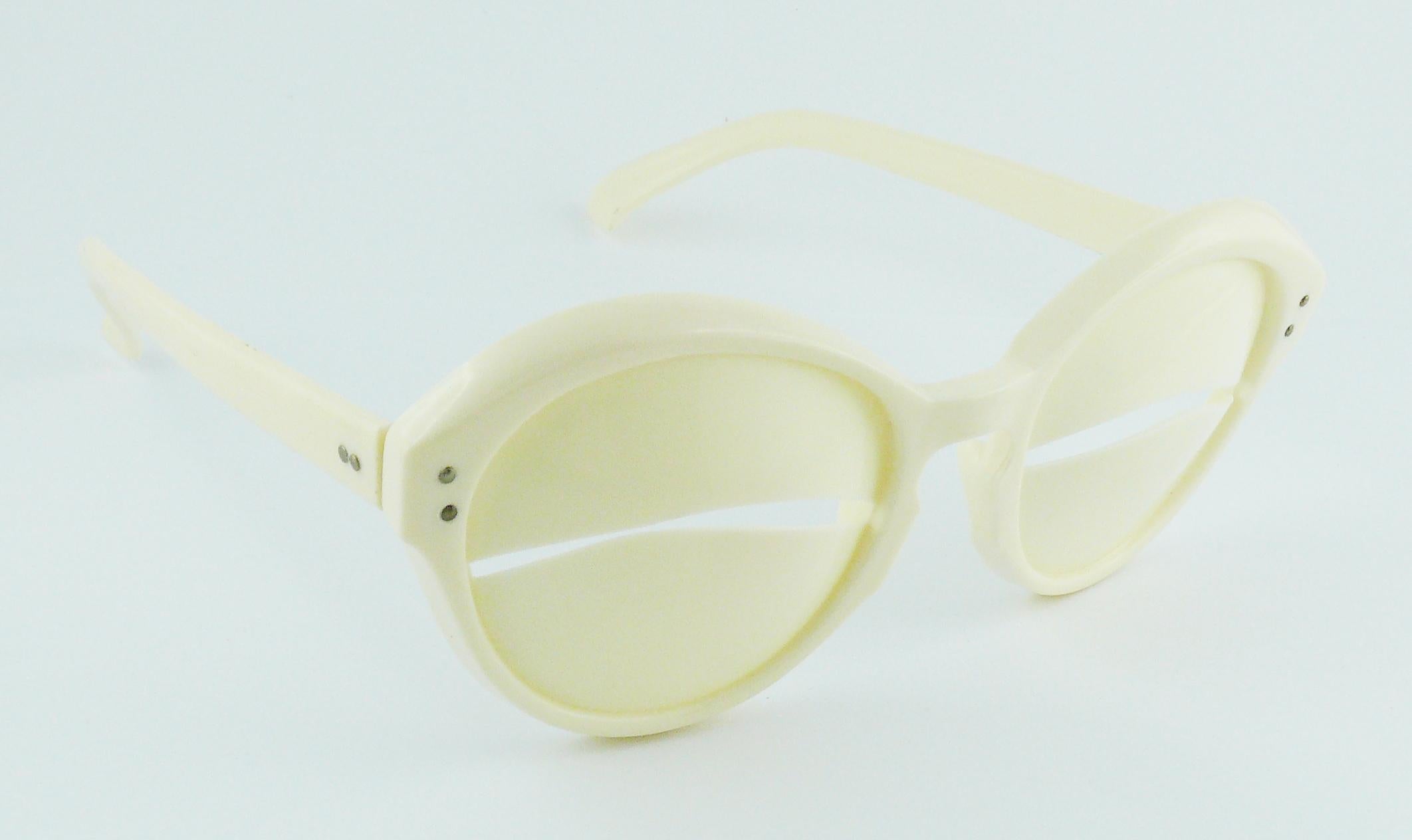 ANDRE COURREGES vintage iconic ESKIMO ECLIPSE off-white sunglasses featuring slit cut out detail on the lenses.

Embossed COURREGES on the outer left arm
Made in France.
Depose with Patent number on inside lenses.

Indicative measurements : total