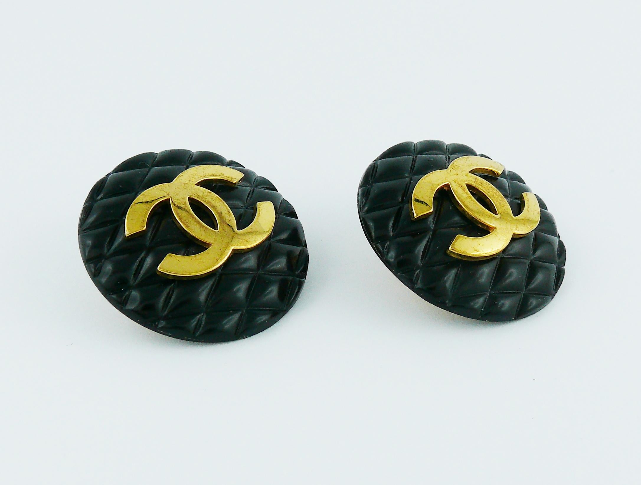 Chanel Vintage 1994 Large Black Quilted Logo Clip-On Earrings In Good Condition In Nice, FR