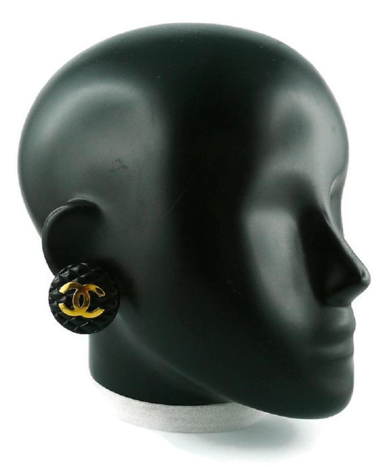 CHANEL vintage 1994 large quilted black resin clip-on earrings featuring a gold toned CC monogram.

Embossed CHANEL 2 9 Made in France.

Indicative measurements : diameter approx. 3.4 cm (1.34 inches).

JEWELRY CONDITION CHART
- New or never worn :
