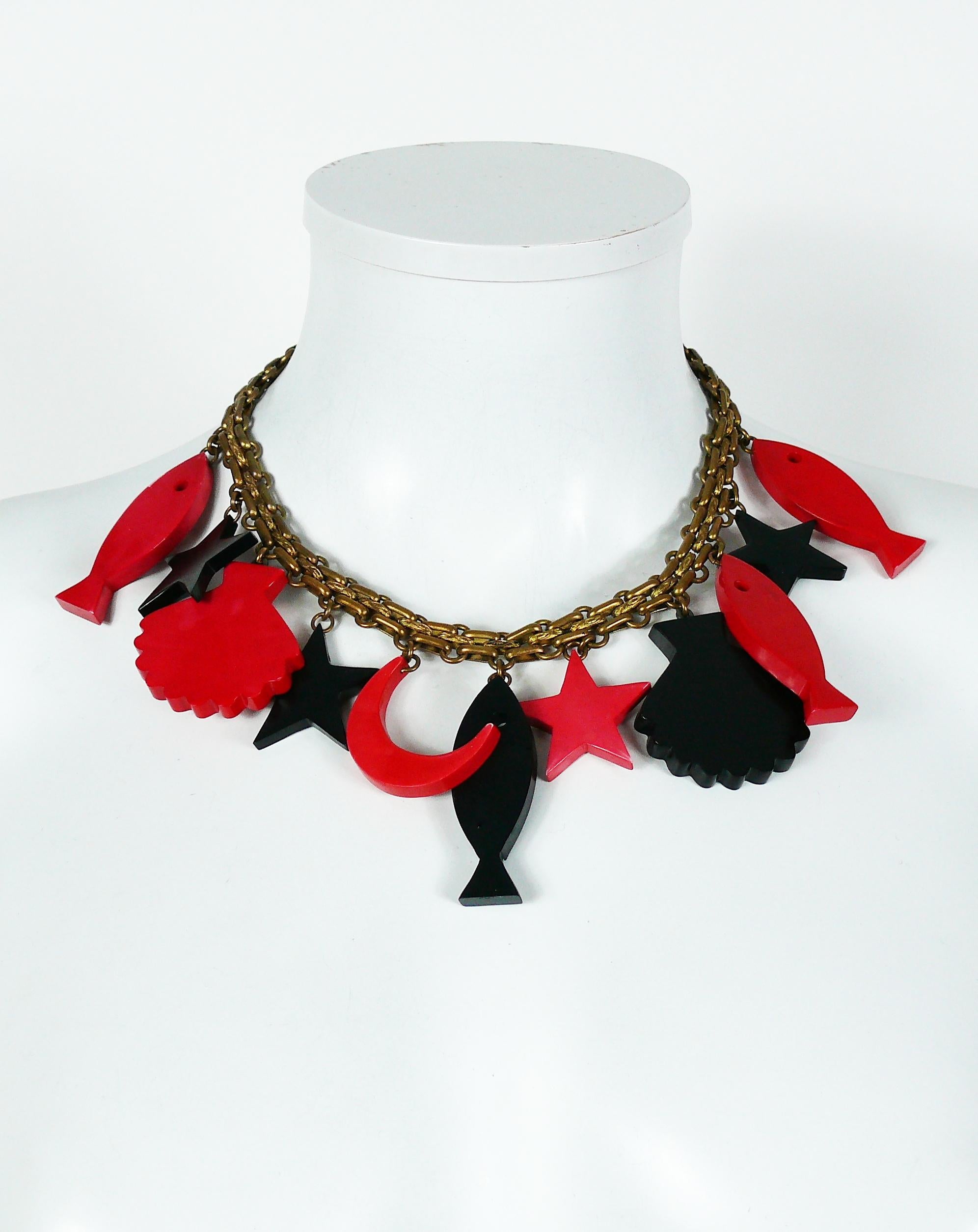 YVES SAINT LAURENT vintage rare bronze toned chain necklace featuring black and red charms : fishes, stars, shells, crescent moon.

Hook closure.

Embossed YSL.

Indicative measurements : length approx. 43 cm (16.93 inches).

JEWELRY CONDITION