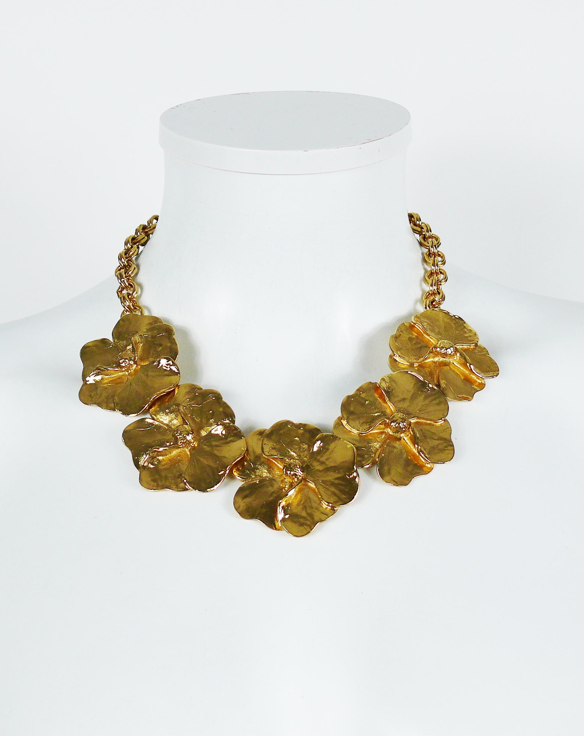 YVES SAINT LAURENT vintage gold toned floral necklace featuring five beautiful pansies.

T-bar closure.
Love heart clasps.

Marked YVES SAINT LAURENT.
Made in France.

Indicative measurements : total length approx. adjustable length from approx. 40