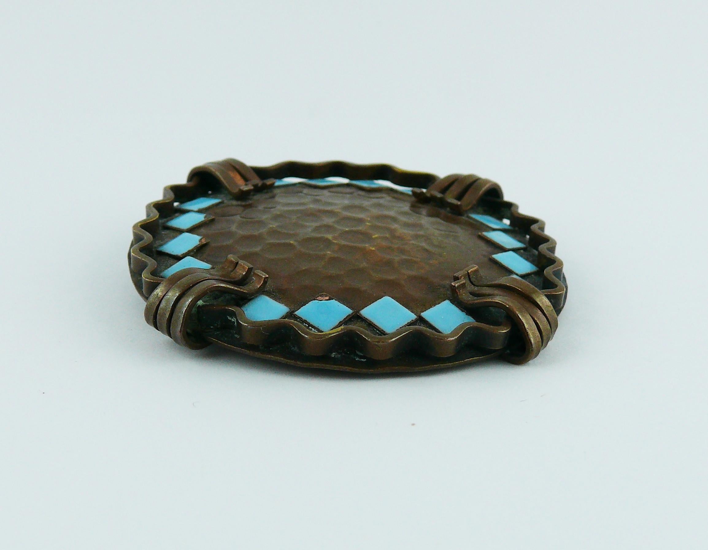 JEAN AUGIS vintage rare ART DECO brooch in hammered copperware featuring 16 enameled turquoise cabochons.

Embossed JEAN AUGIS.

Indicative measurements : diameter 5.3 cm (2.09 inches).

JEWELRY CONDITION CHART
- New or never worn : item is in
