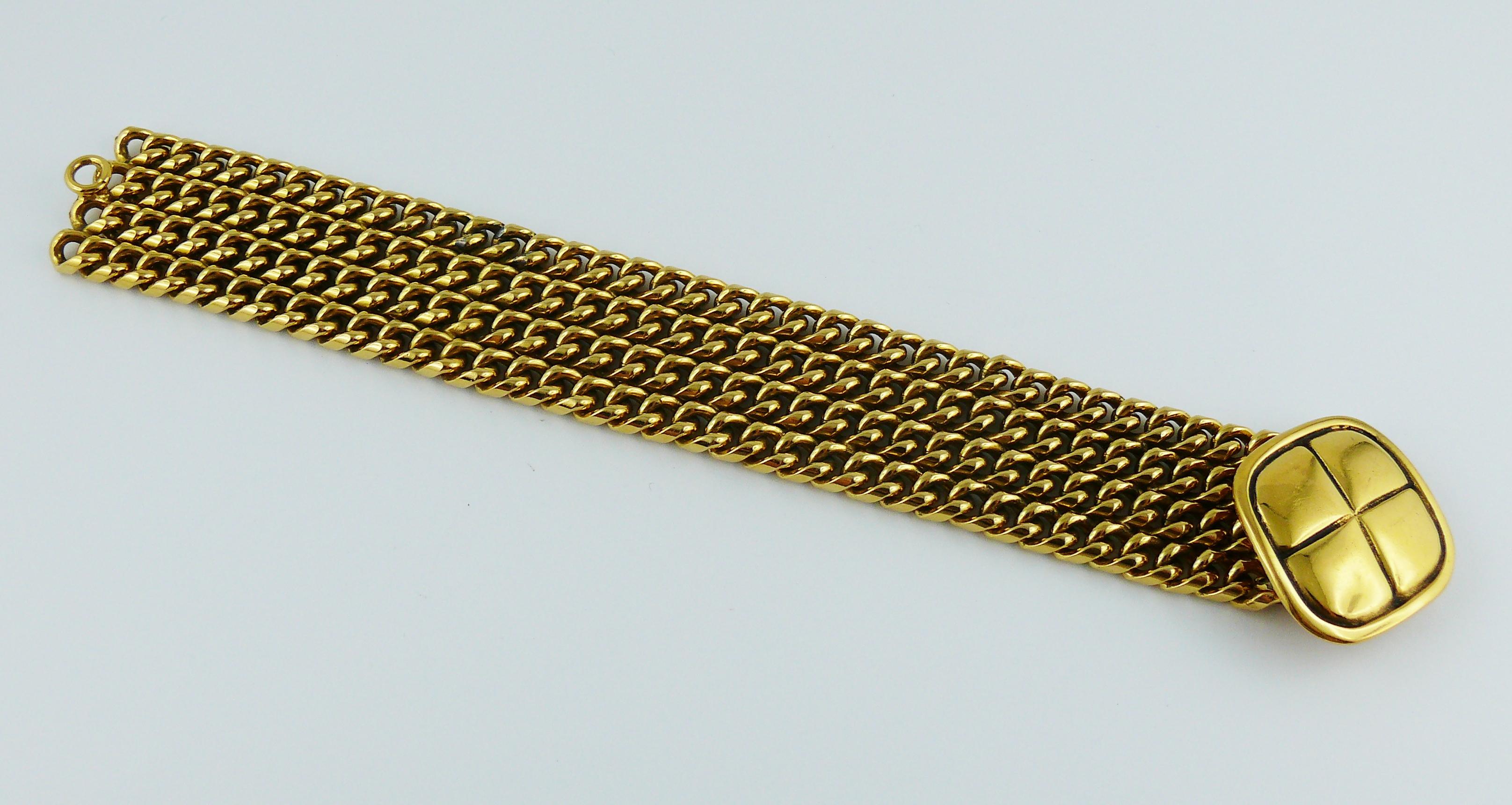 Chanel Vintage Gold Toned Quilted Medallion Chain Bracelet In Good Condition In Nice, FR