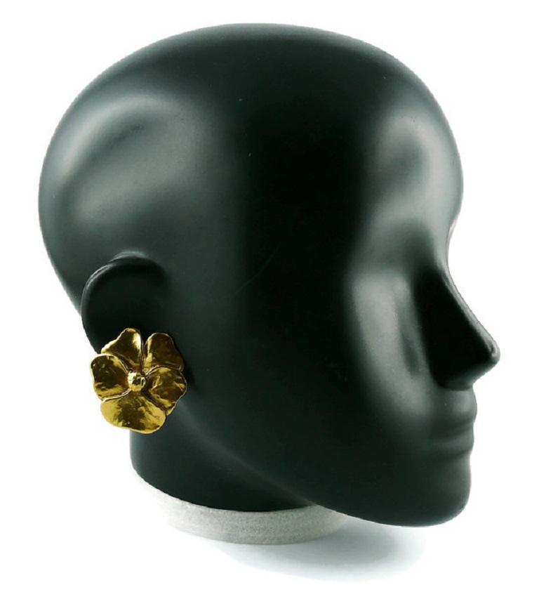 YVES SAINT LAURENT vintage gold toned pansy clip-on earrings.

Marked YSL.
Made in France.

Indicative measurements : approx. 3.6 cm (1.42 inches) x 3.7 cm (1.46 inches).

JEWELRY CONDITION CHART
- New or never worn : item is in pristine condition