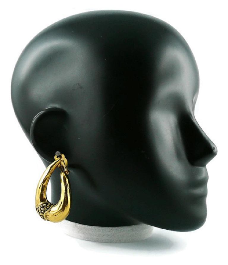 JEAN LOUIS SCHERRER vintage African tribal inspired gold toned clip-on earrings.

Marked SCHERRER Paris.
Made in France.

Indicative measurements : height approx. 5.5 cm (2.17 inches) / max. width approx. 3.2 cm (1.26 inches).

JEWELRY CONDITION