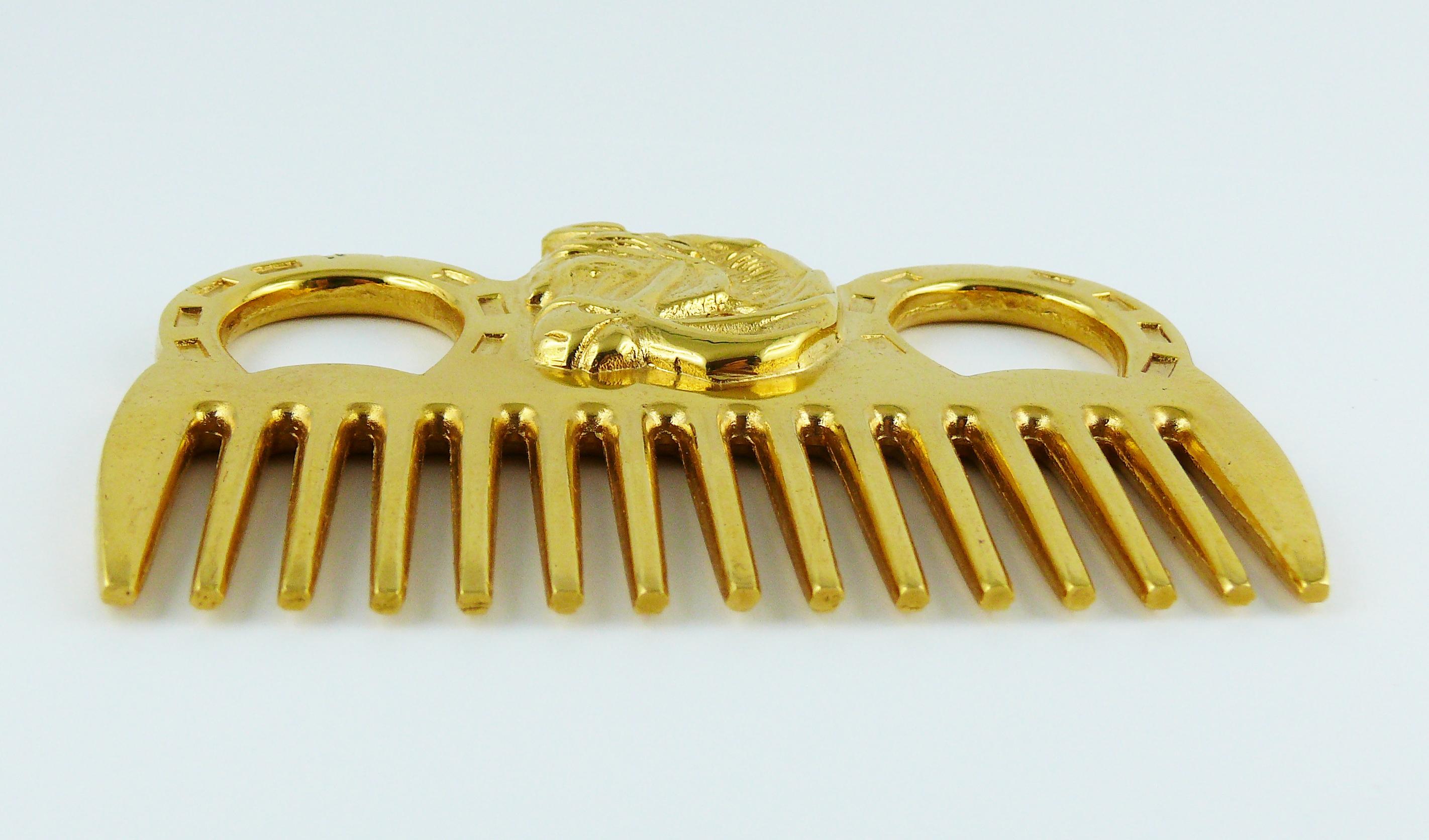 HERMES vintage gold toned horse comb featuring an equestrian design at front.

Embossed HERMES.

Indicative measurements : max. length approx. 9.8 cm (3.86 inches) / max. width approx. 6.8 cm (2.68 inches).

JEWELRY CONDITION CHART
- New or never