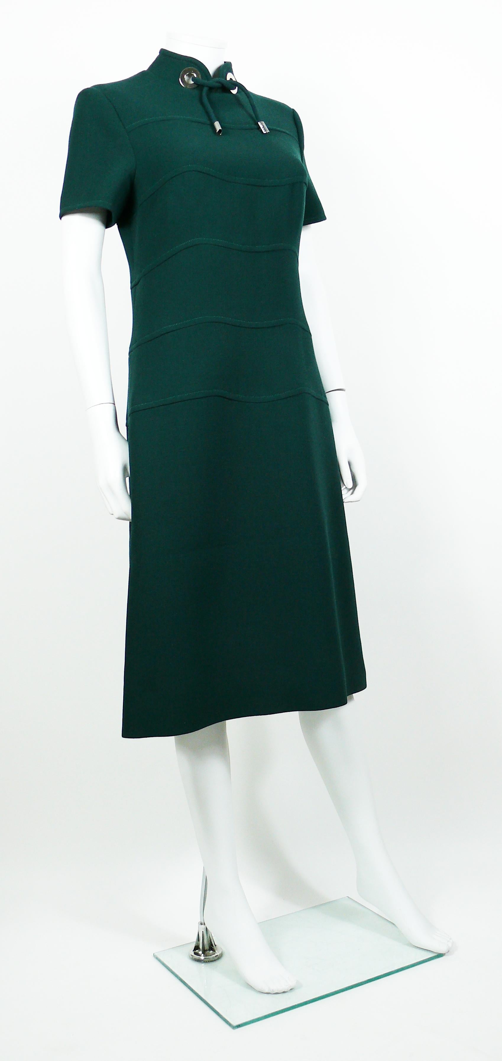 LOUIS FERAUD vintage green wool Space Age dress.

Fully lined.
Back zip closure.

Label reads LOUIS FERAUD at REMBRANDT.
Made in England.

Size tag reads : 14.
Please refer to measurements. 

Composition tag reads : Pure new wool.

Indicative