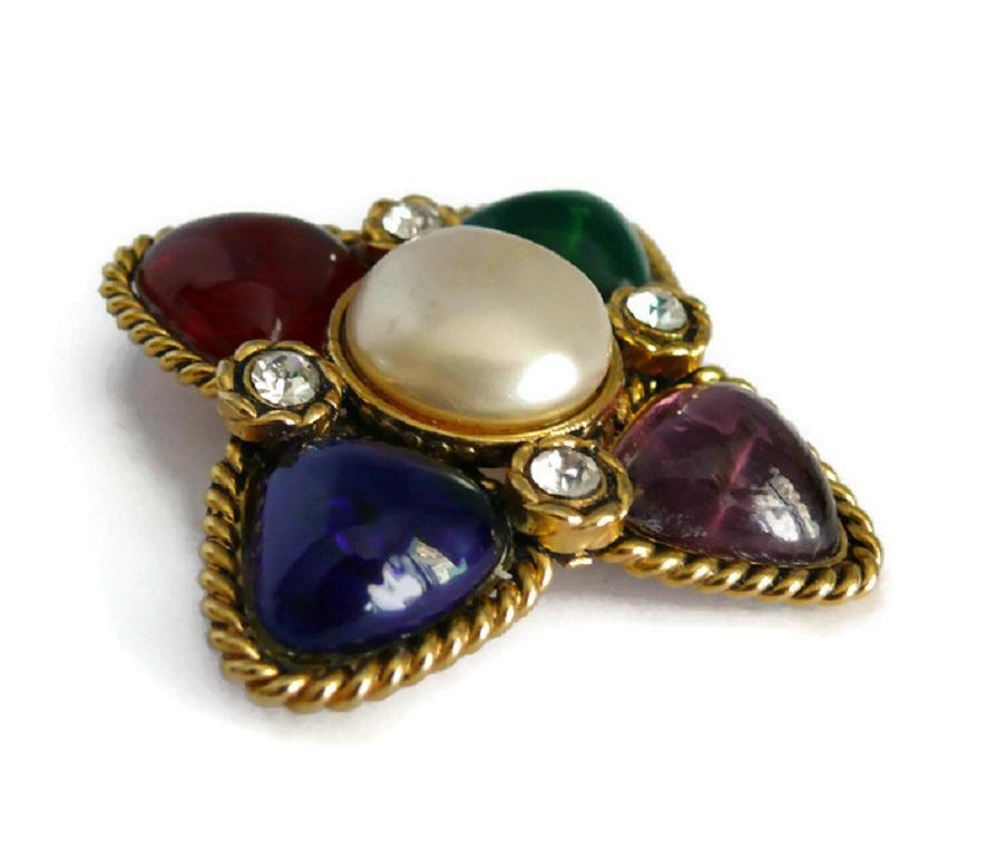 Chanel vintage Maison Gripoix multicolored poured glass, faux pearl and clear crystal brooch in an antiqued gold toned setting.

1988 Collection.

Marked CHANEL 2 3 Made in France.

Indicative measurements : approx. 6.5 cm x 6.5 cm (2.56 inches x
