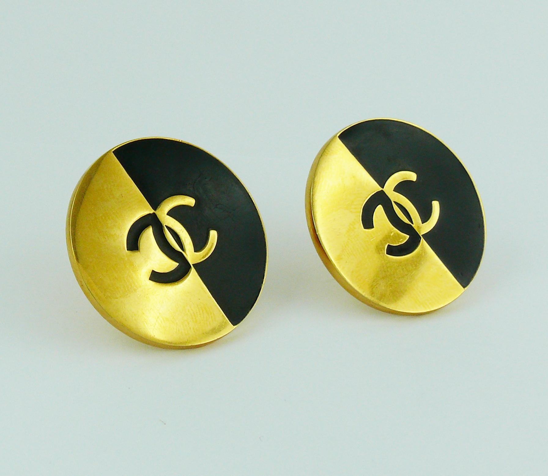Chanel Vintage Large Black and Gold CC Clip-On Earrings In Excellent Condition In Nice, FR