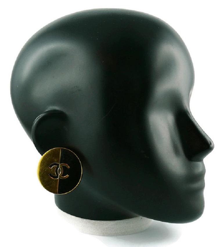 CHANEL vintage large gold toned clip-on on earrings featuring black enamel and CC logo.

Embossed CHANEL.

Indicative measurements : diameter approx. 4 cm (1.57 inches).

Comes with a CHANEL box.

JEWELRY CONDITION CHART
- New or never worn : item