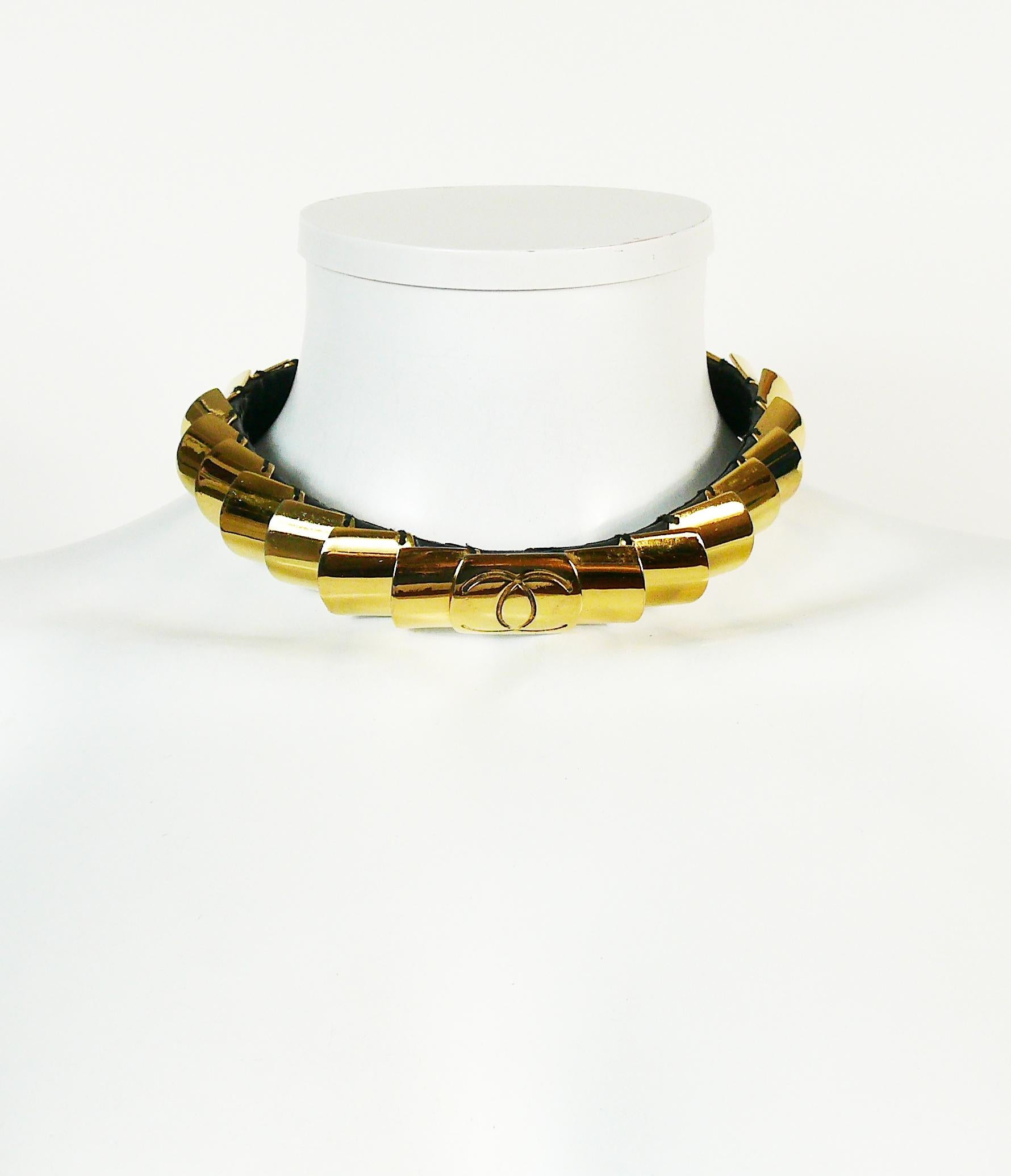 CHANEL vintage rare choker necklace made of black leather covered with gold toned polished scales and a large CC logo on front.

Marked CHANEL PARIS Made in France

Indicative measurements : circumference approx. 40.84 cm (16.08 inches) / width
