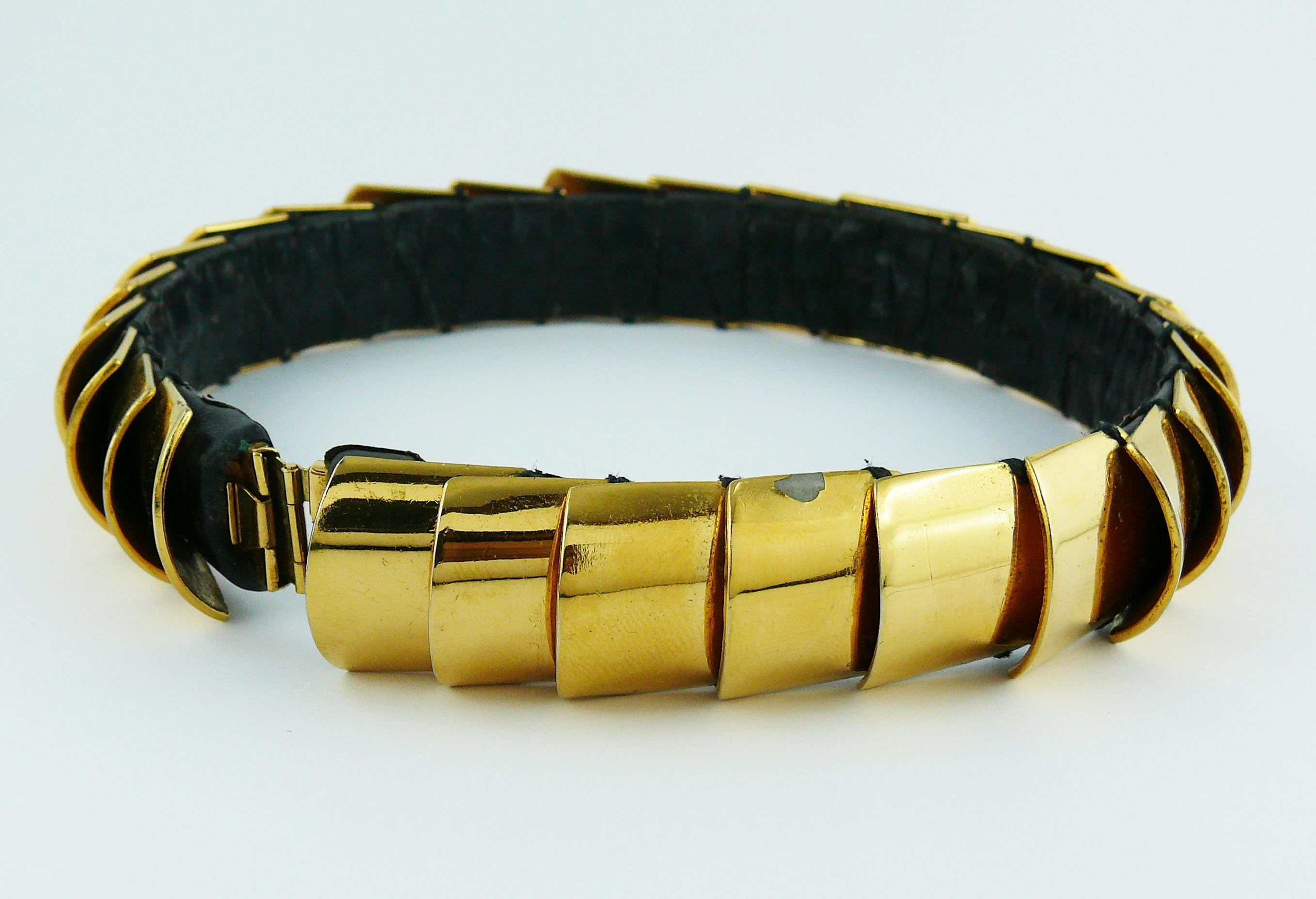Chanel Vintage Leather and Gold Toned Scale CC Choker Necklace In Fair Condition In Nice, FR