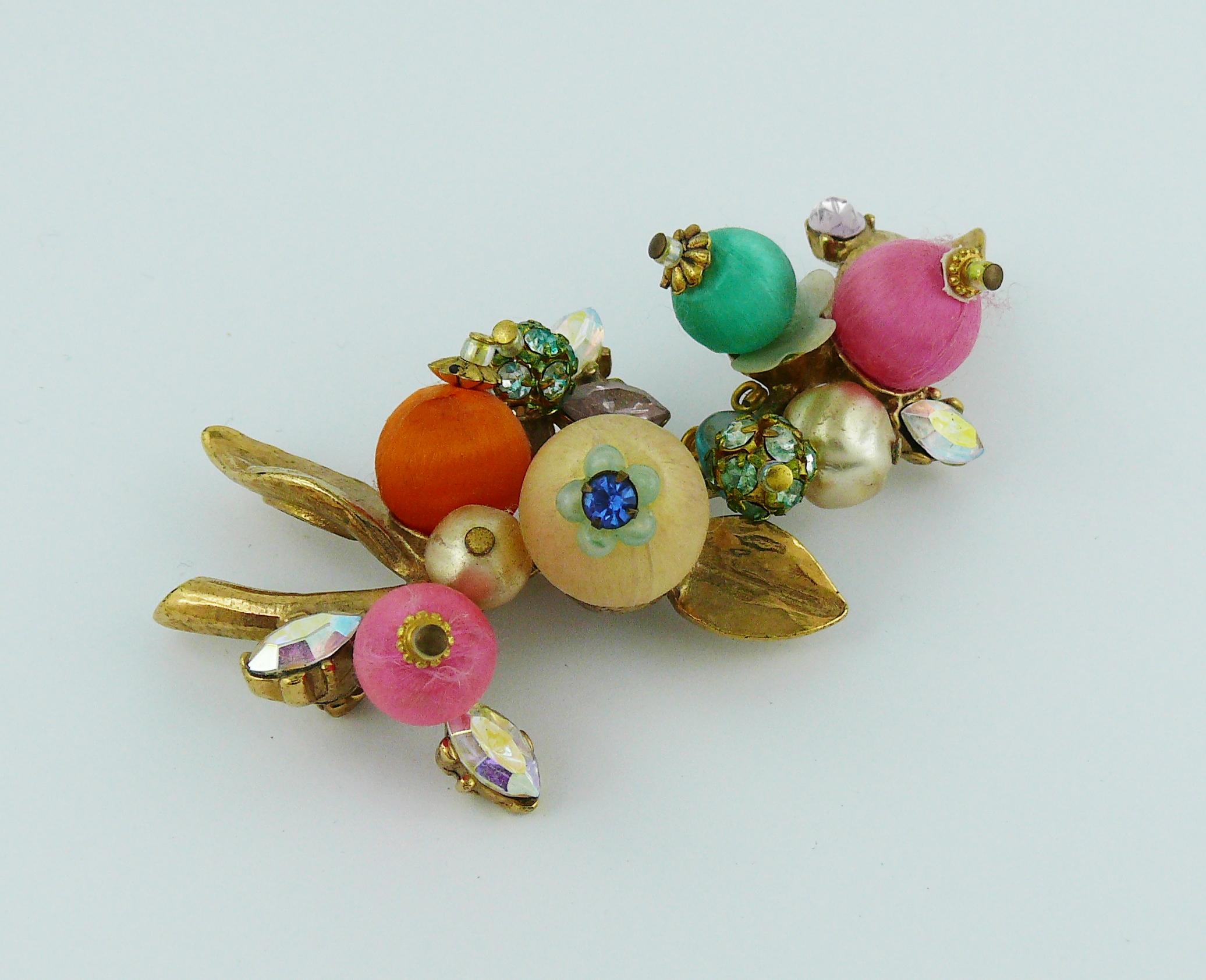CHRISTIAN LACROIX vintage gold toned brooch featuring a floral spray made of multicolored textile balls, faux pearls and crystals.

Marked CHRISTIAN LACROIX CL Made in France.

Indicative measurements : length approx. 8 cm (3.15 inches) / max width