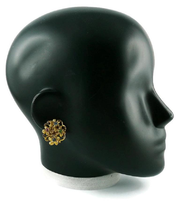 Yves Saint Laurent Vintage goldfarbene florale Ohrringe mit mehrfarbigen Kristallen verziert.

Gekennzeichnet mit YSL.
Hergestellt in Frankreich.

Ungefähre Maße: ca. 2,4 cm (0,94 Zoll) x 2,7 cm (1,06 Zoll).

SCHMUCK-ZUSTANDSTABELLE
- Neu oder nie