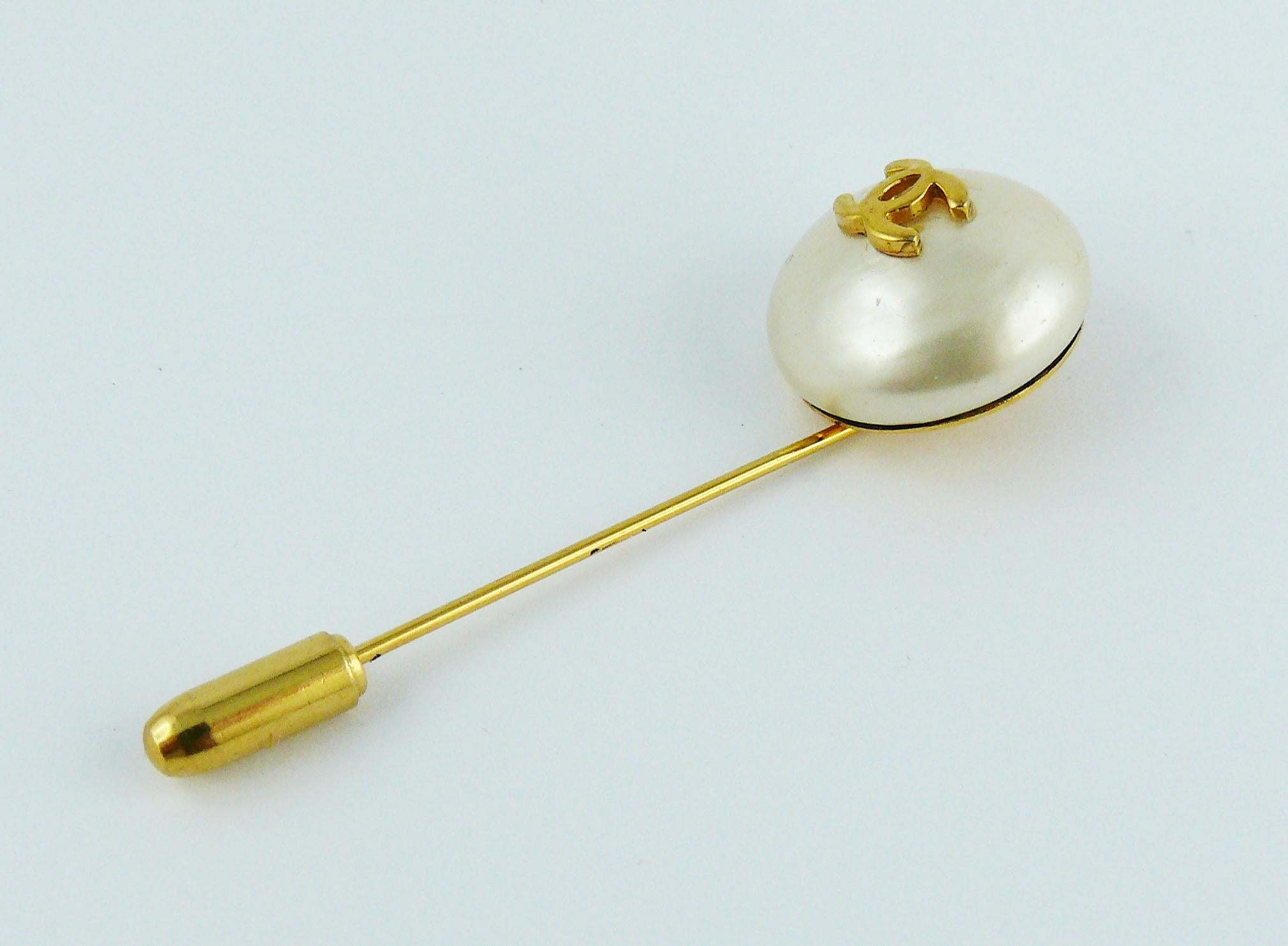 CHANEL vintage gold toned pearl lapel pin with CC logo.

Embossed CHANEL.
Made in France.

Indicative measurements : length approx. 5.3 cm (2.09 inches) / pearl diameter approx. 1.5 cm (0.59 inch).

JEWELRY CONDITION CHART
- New or never worn : item