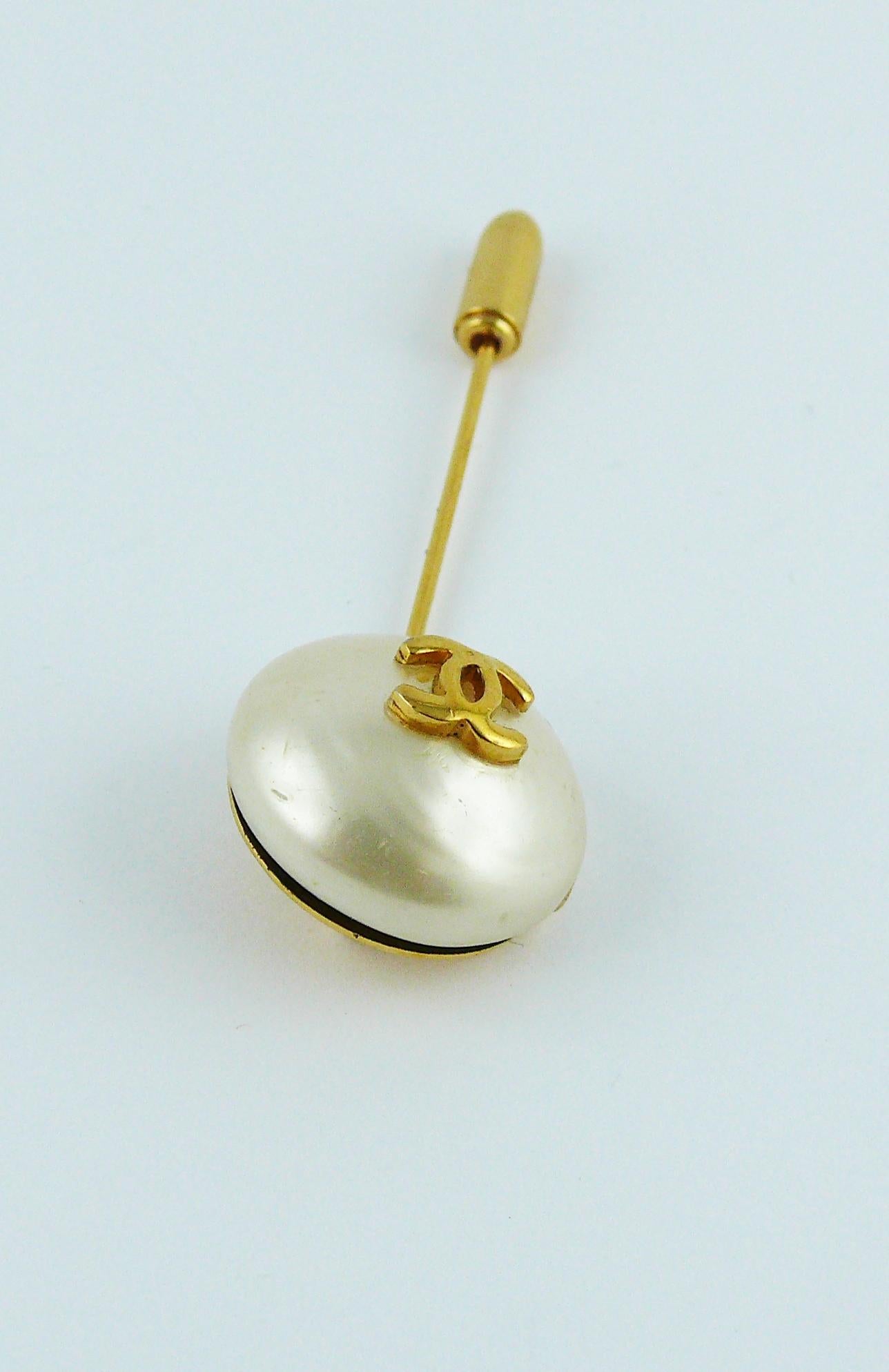 Chanel Vintage Pearl CC Logo Lapel Pin In Good Condition In Nice, FR