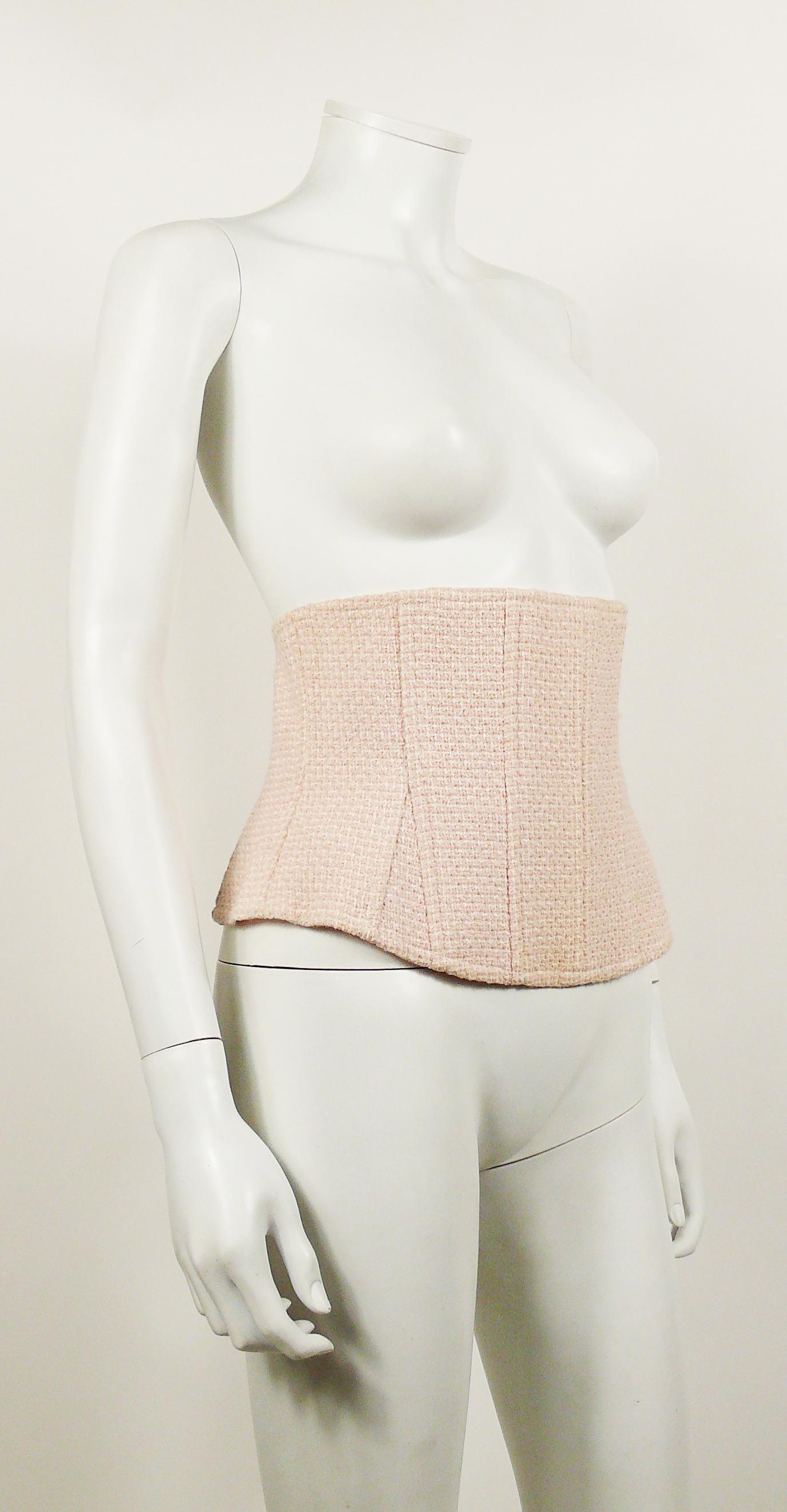 Chanel Vintage Baby rosa klassischen Tweed entbeint Korsett Gürtel. 

Aus der Frühjahr/Sommer-Kollektion 1994 von Ready-to-Wear. 

Reißverschluss auf der Rückseite. 
Innenfutter mit CC-Logos. 

Auf dem Etikett steht CHANEL BOUTIQUE. 

Fehlende