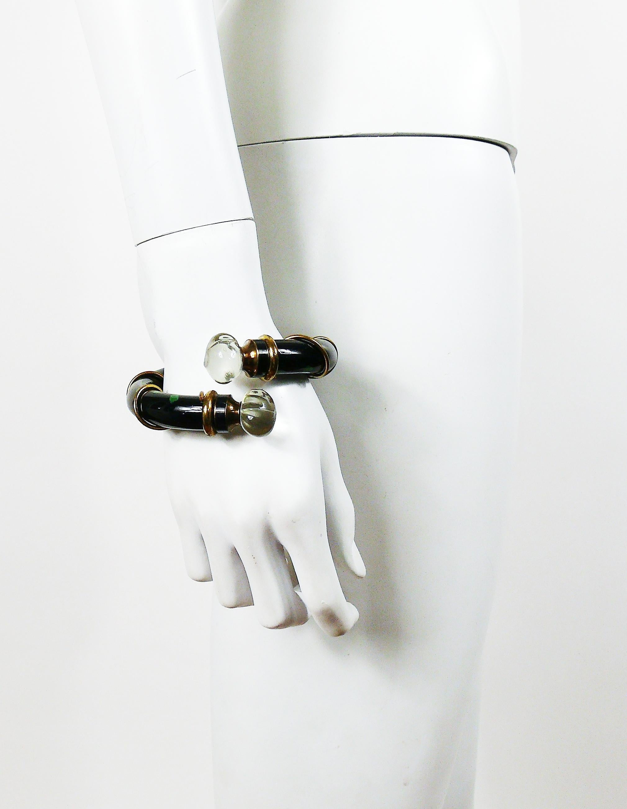 CHRISTIAN DIOR Parfums vintage POISON bracelet.

This bracelet features :
- Tubular structure in black with green spots.
- Gold toned wired hardware.
- Clear resin taps (DO NOT unscrew).

Marked POISON CHRISTIAN DIOR Paris.

Indicative measurements