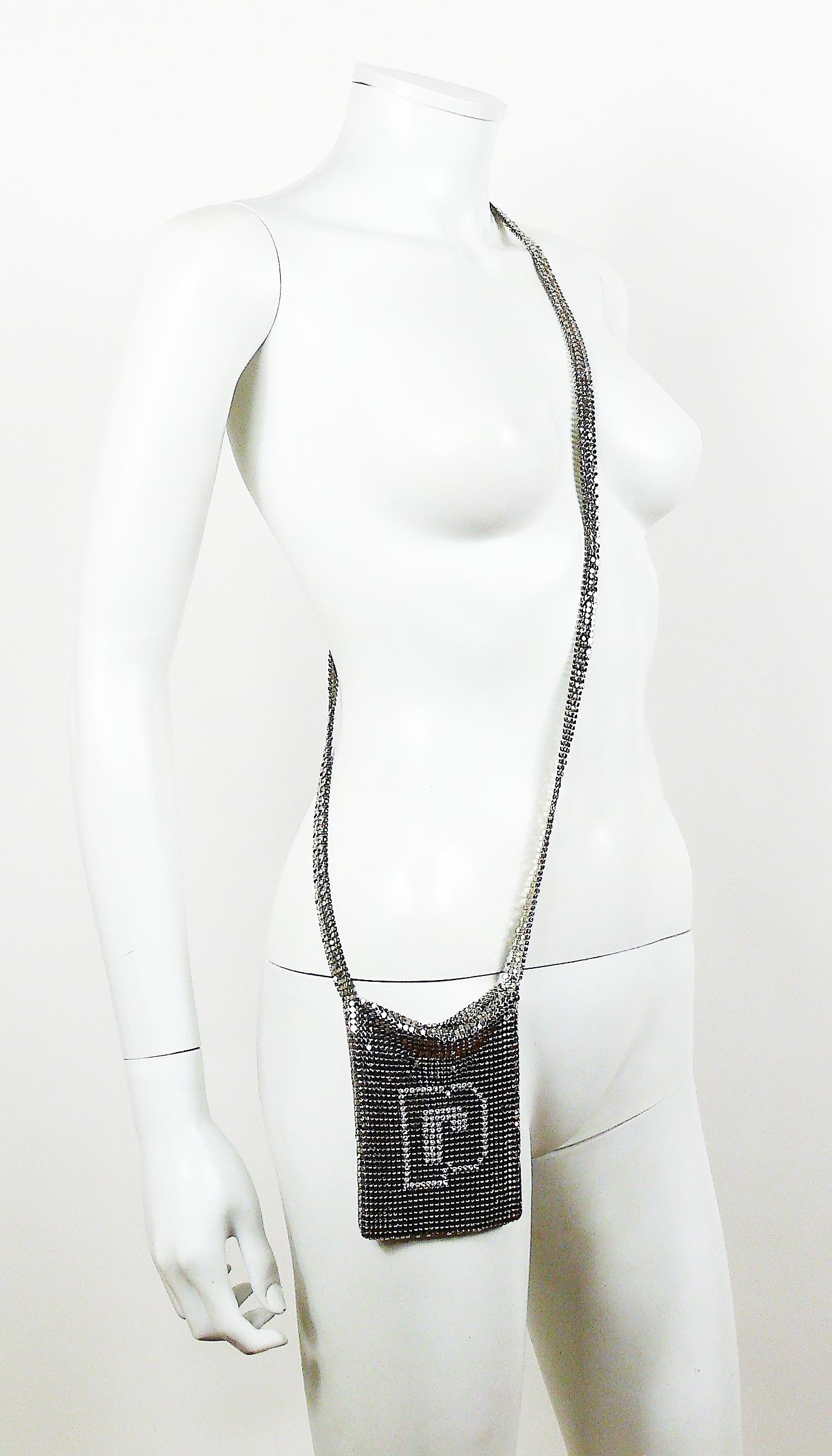 PACO RABANNE mini silver mesh messenger bag featuring PACO RABANNE R monogram in clear crystals.

Can be worn cross body or as a bag necklace (as shown on photos).

Indicative measurements : length worn approx. 66 cm (25.98 inches) / bag approx. 10