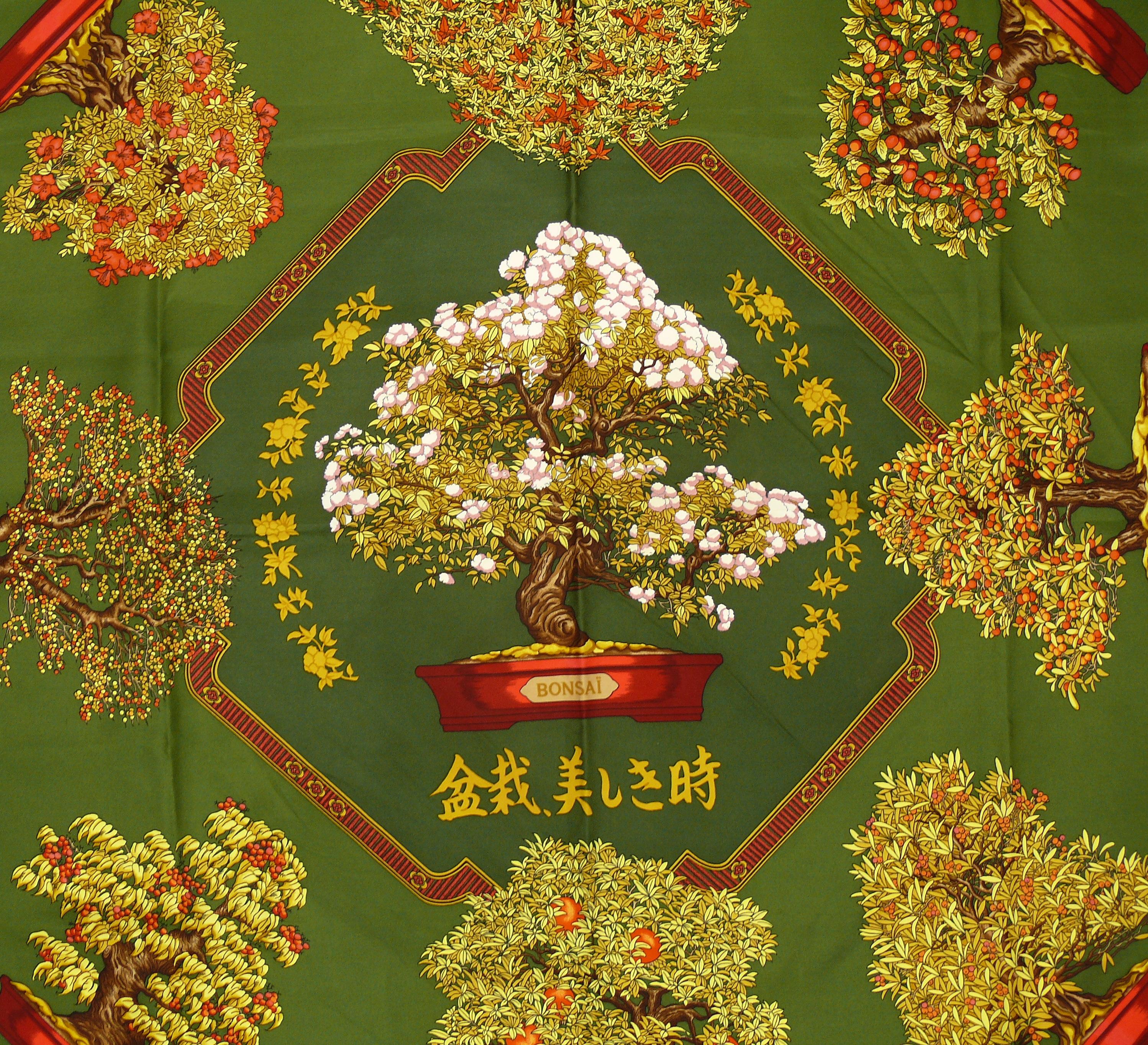 HERMES vintage silk carré scarf LES BEAUX JOURS DE BONSAI featuring bonsai tree motifs on a green background.

First issued in 1991.

Designed by CATHERINE BASCHET.

This scarf features :
- Hand rolled borders.
- Plump hems.
- 100 % silk.
-