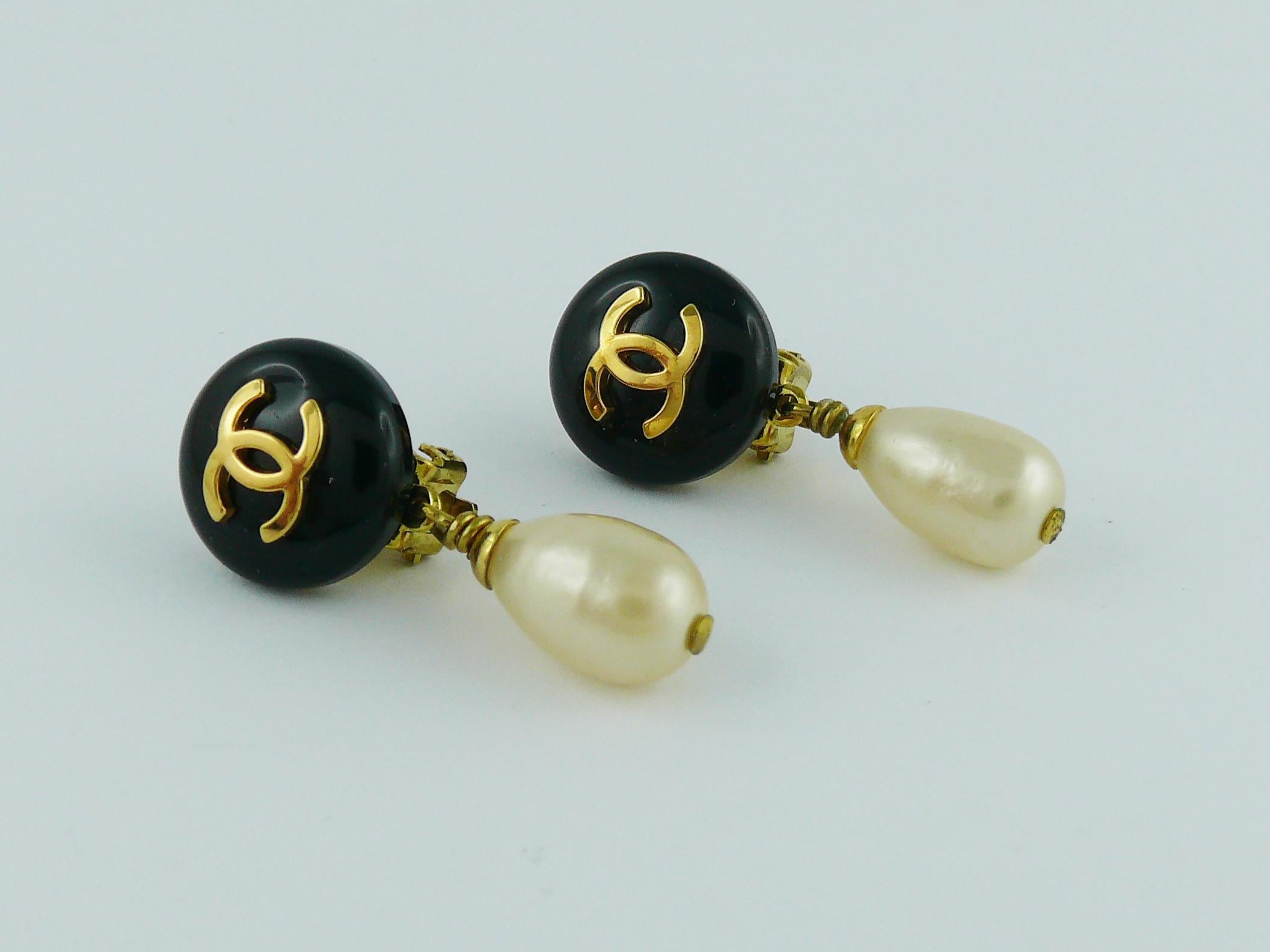 Chanel Vintage Pearl Dangling Earrings Fall 1994 In Excellent Condition In Nice, FR