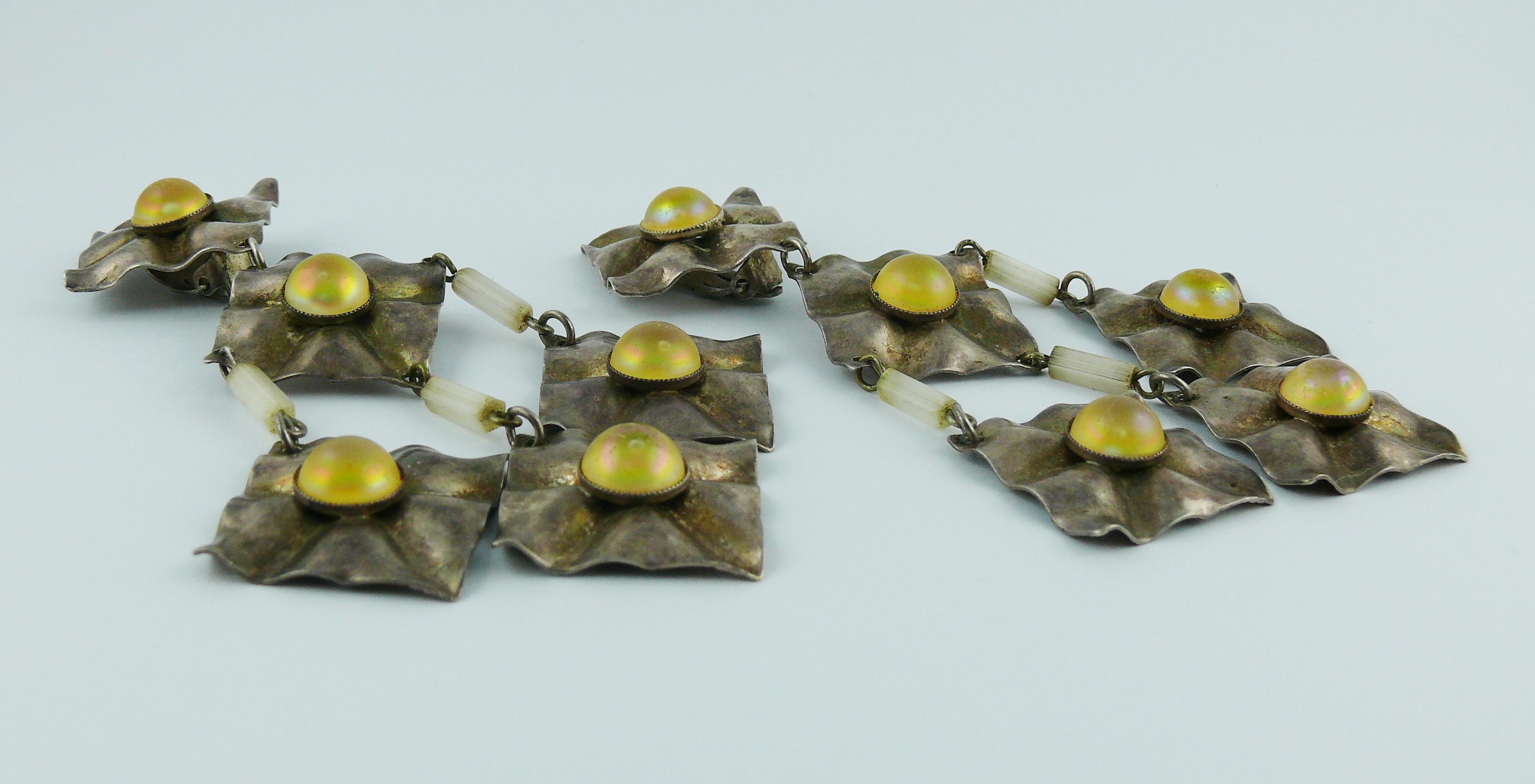 Paco Rabanne, boucles d'oreilles chandelier vintage créatives en métal et résine cabochon en forme de cabochon en vente 1