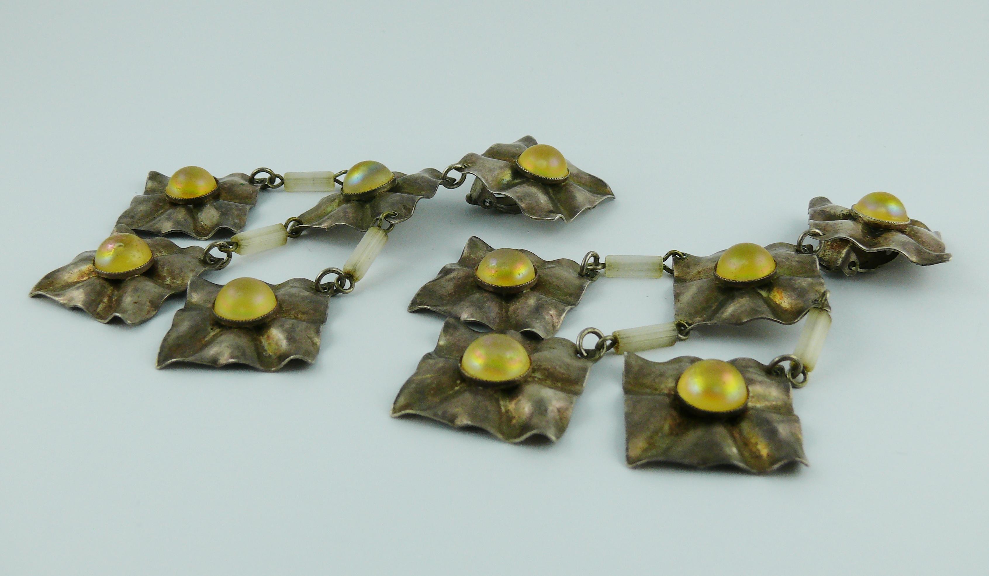 Paco Rabanne, boucles d'oreilles chandelier vintage créatives en métal et résine cabochon en forme de cabochon en vente 3
