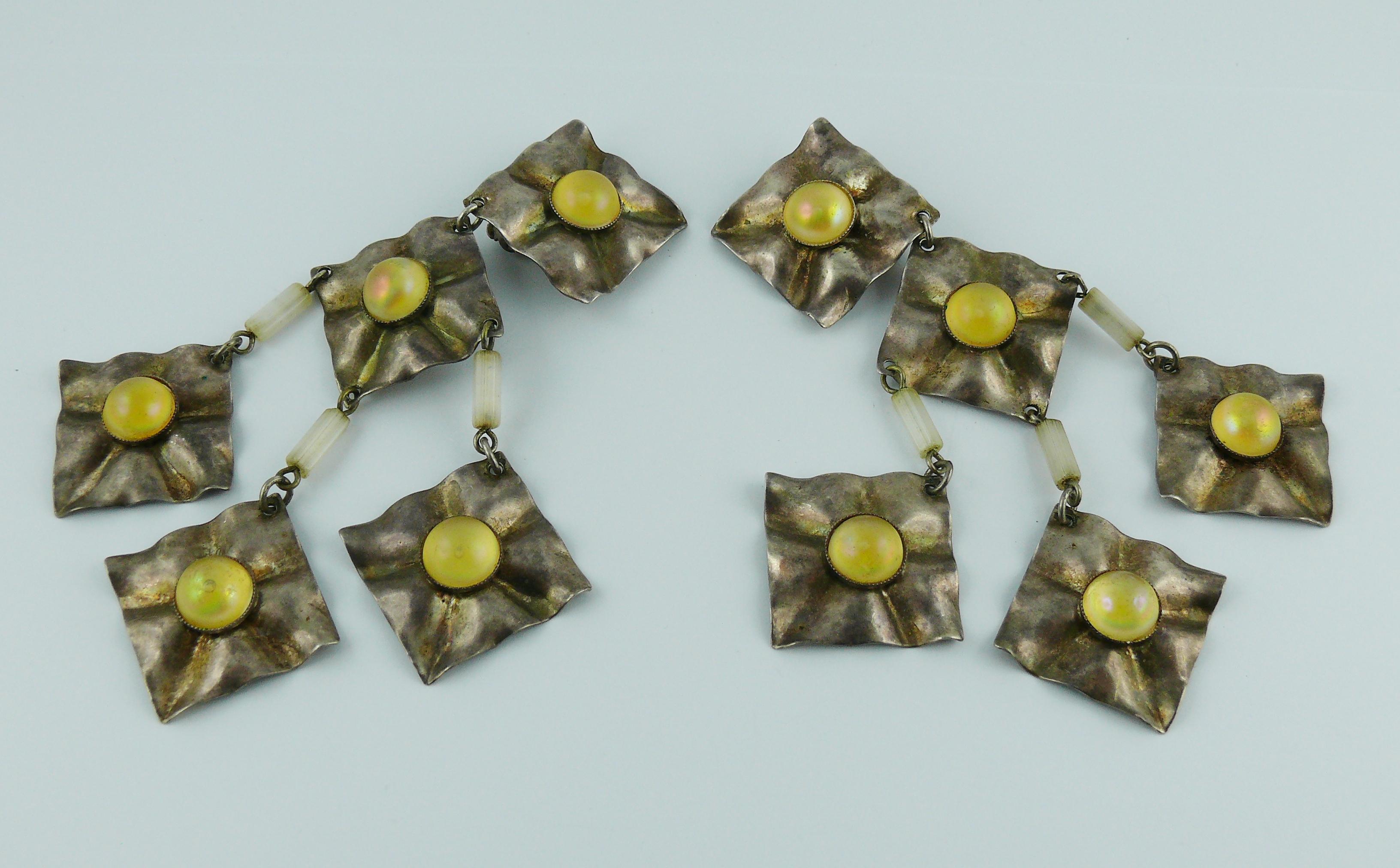 Paco Rabanne Vintage Creased Metal and Resin Cabochon Chandelier Earrings In Good Condition For Sale In Nice, FR