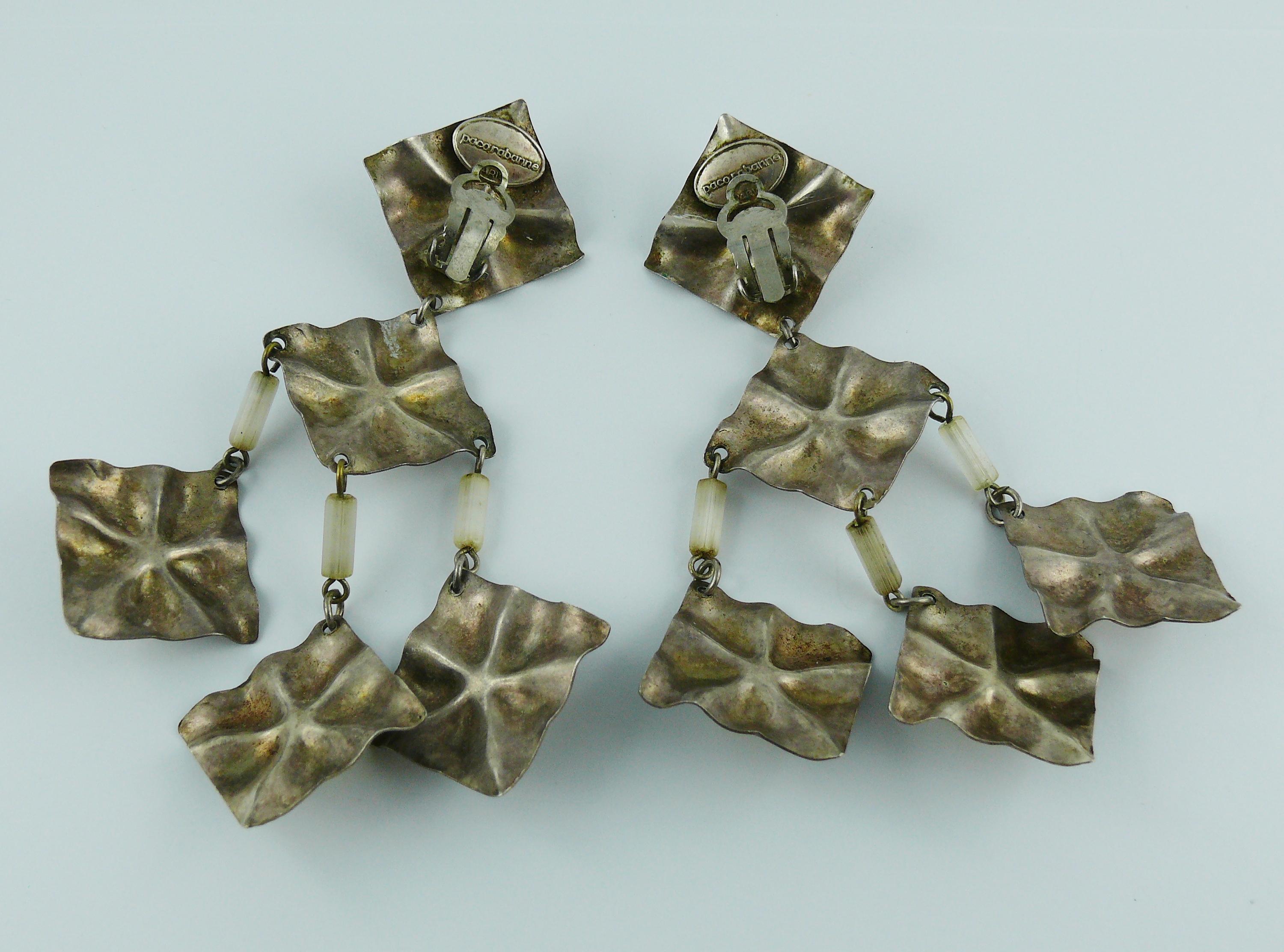 Paco Rabanne, boucles d'oreilles chandelier vintage créatives en métal et résine cabochon en forme de cabochon en vente 4