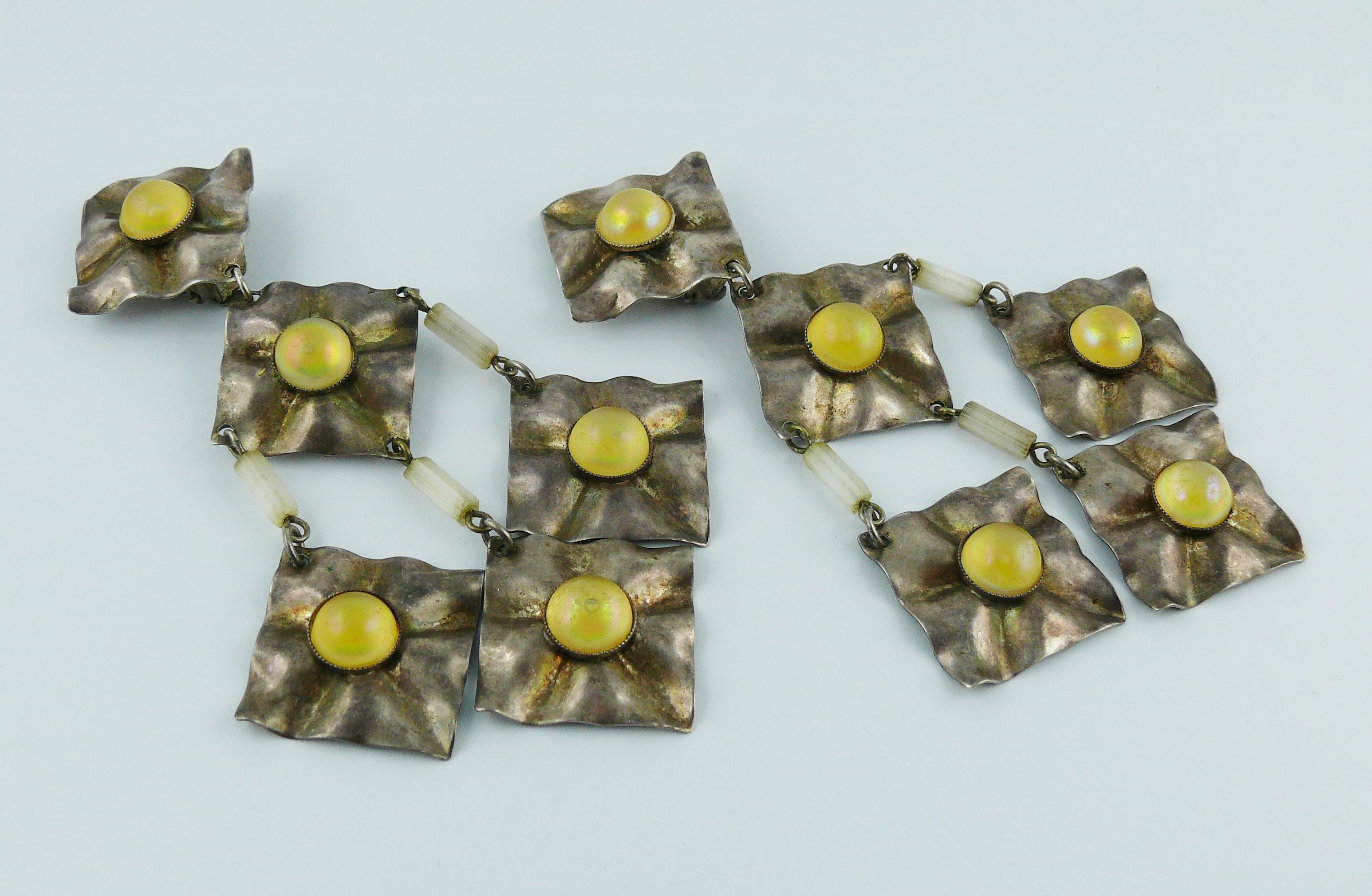 Paco Rabanne, boucles d'oreilles chandelier vintage créatives en métal et résine cabochon en forme de cabochon Pour femmes en vente