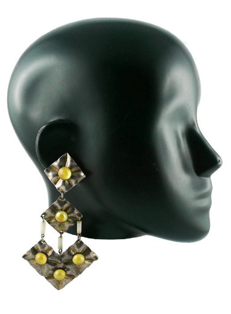 PACO RABANNE vintage chandelier earrings (clip-on) featuring creased antiqued diamond shaped metal embellished with iridescent resin cabochons.

Marked PACO RABANNE Paris.

Indicative measurements : height approx. 12 cm (4.72 inches) / max. width