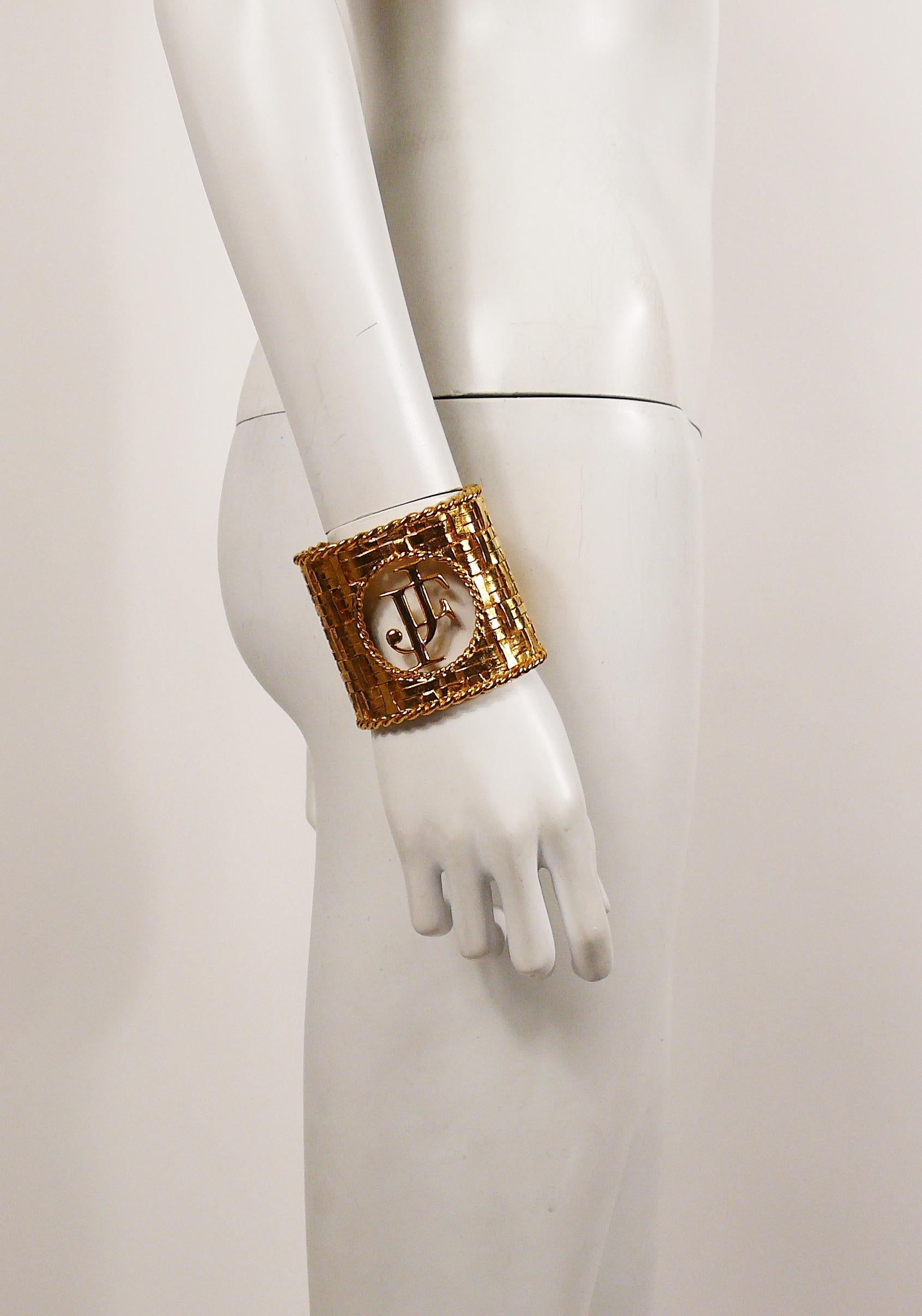 Vintage couture massive gold toned woven cuff bracelet featuring a large JF monogram.

Superb quality !

Unmarked.

Indicative measurements : height approx. 6.6 cm (2.60 inches) / inner circumference approx. 20.11 cm (7.92 inches) / wrist opening