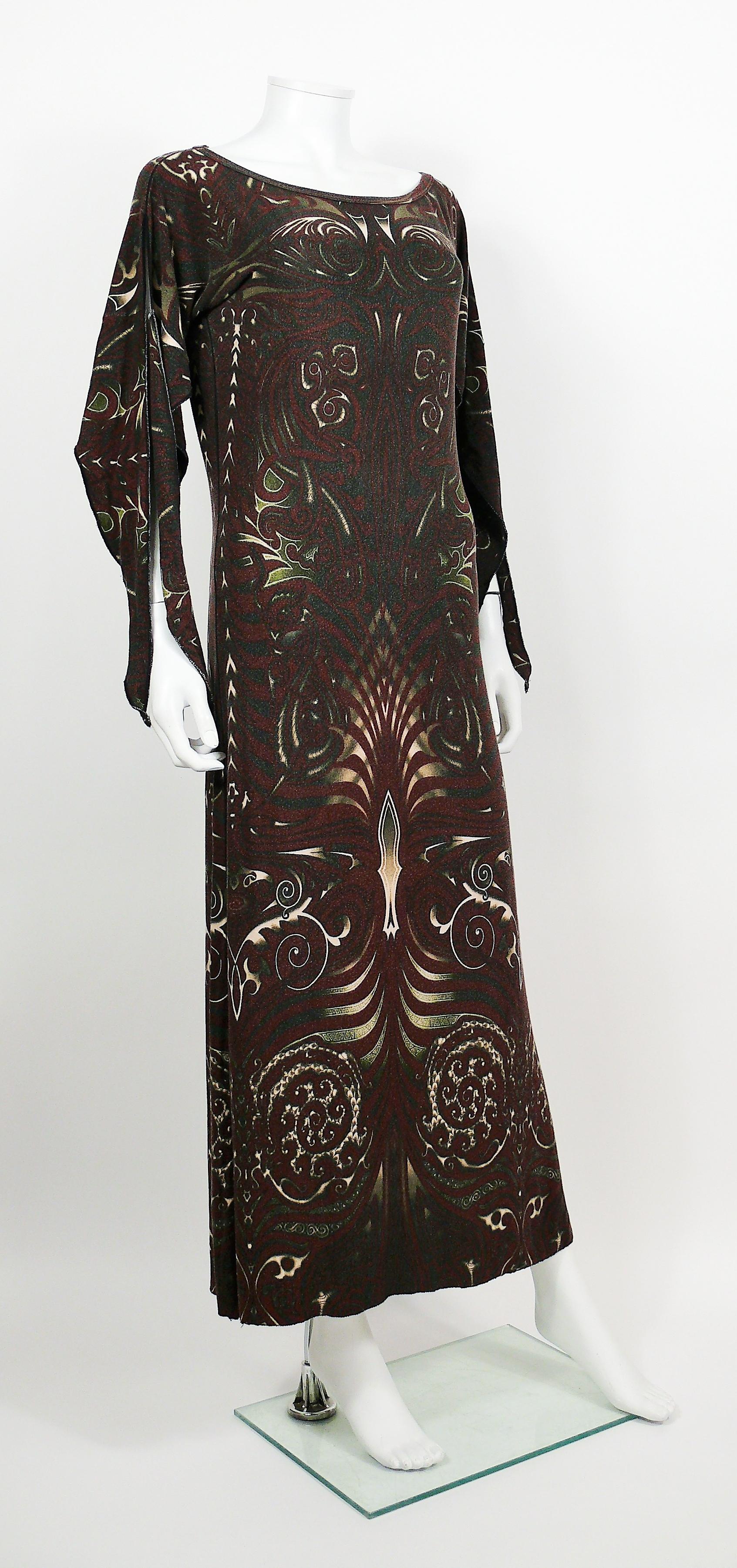 Vintage-Maxikleid von JEAN PAUL GAULTIER mit opulentem Aborigine-Maori-Tattoo-Print, tiefem Rundhalsausschnitt und offenen Ärmeln.

Dehnbares MATERIAL.

Auf dem Label steht GAULTIER JEAN'S.
Hergestellt in Rumänien.

Fehlendes Etikett für Größe und