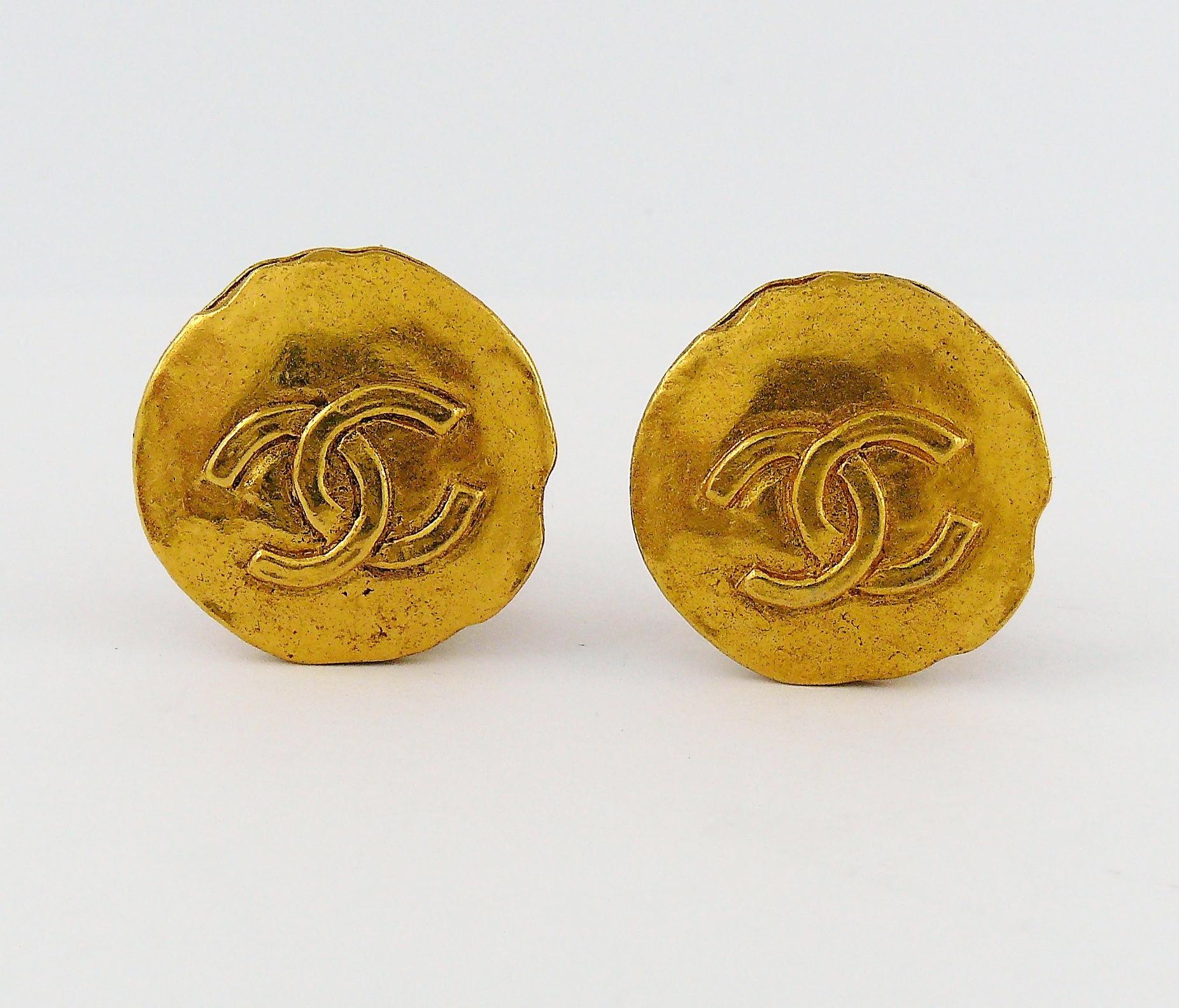 Chanel Vintage Gold Toned CC Coin Clip-On Earrings In Good Condition In Nice, FR