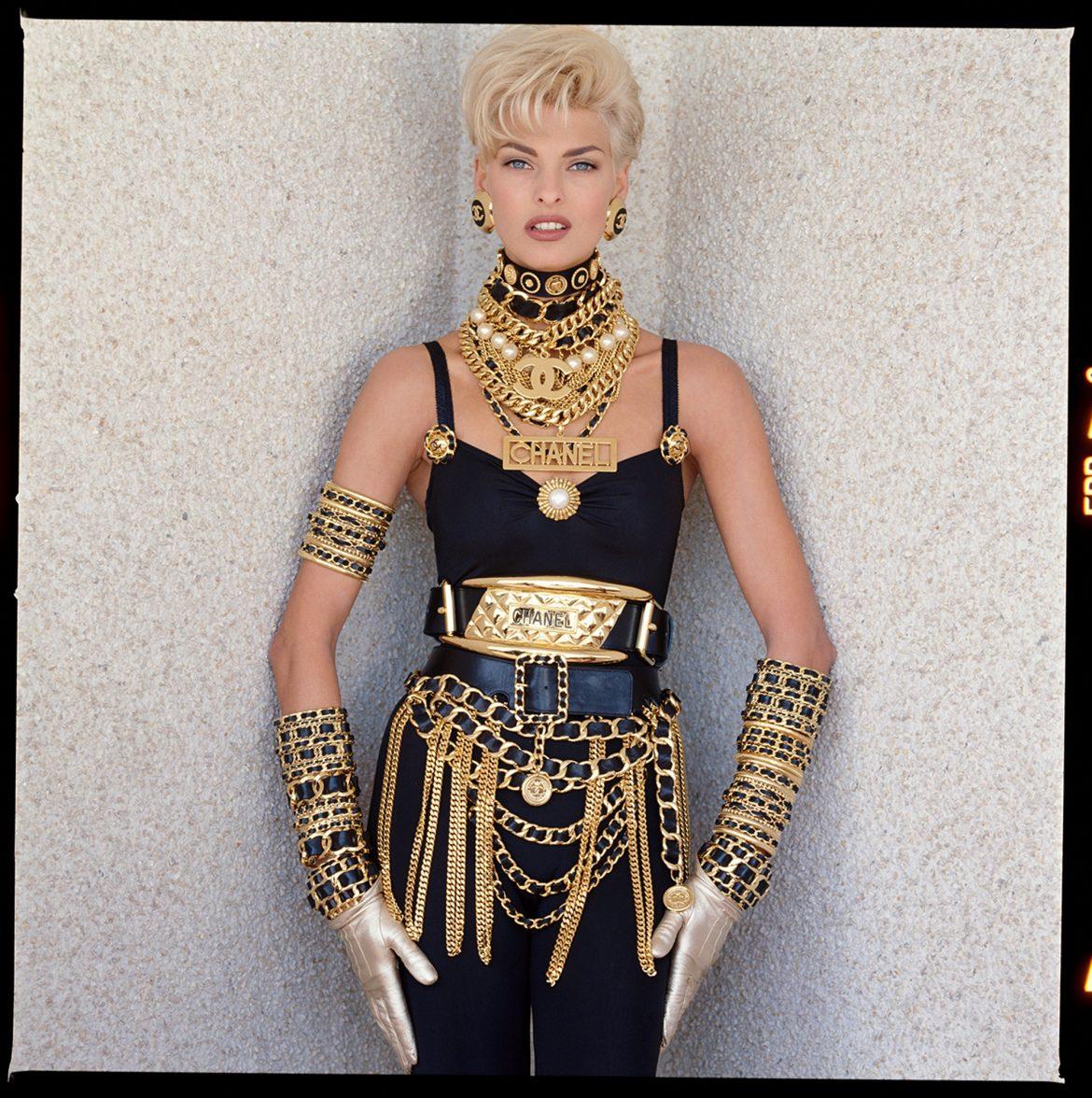 CHANEL vintage rare iconic wide black leather belt featuring a gold toned chain link buckle at the front, CHANEL medallion coin charm and multi chain link tassels surrounding the whole belt.

As seen on super models LINDA EVANGELISTA, KAREN MULDER