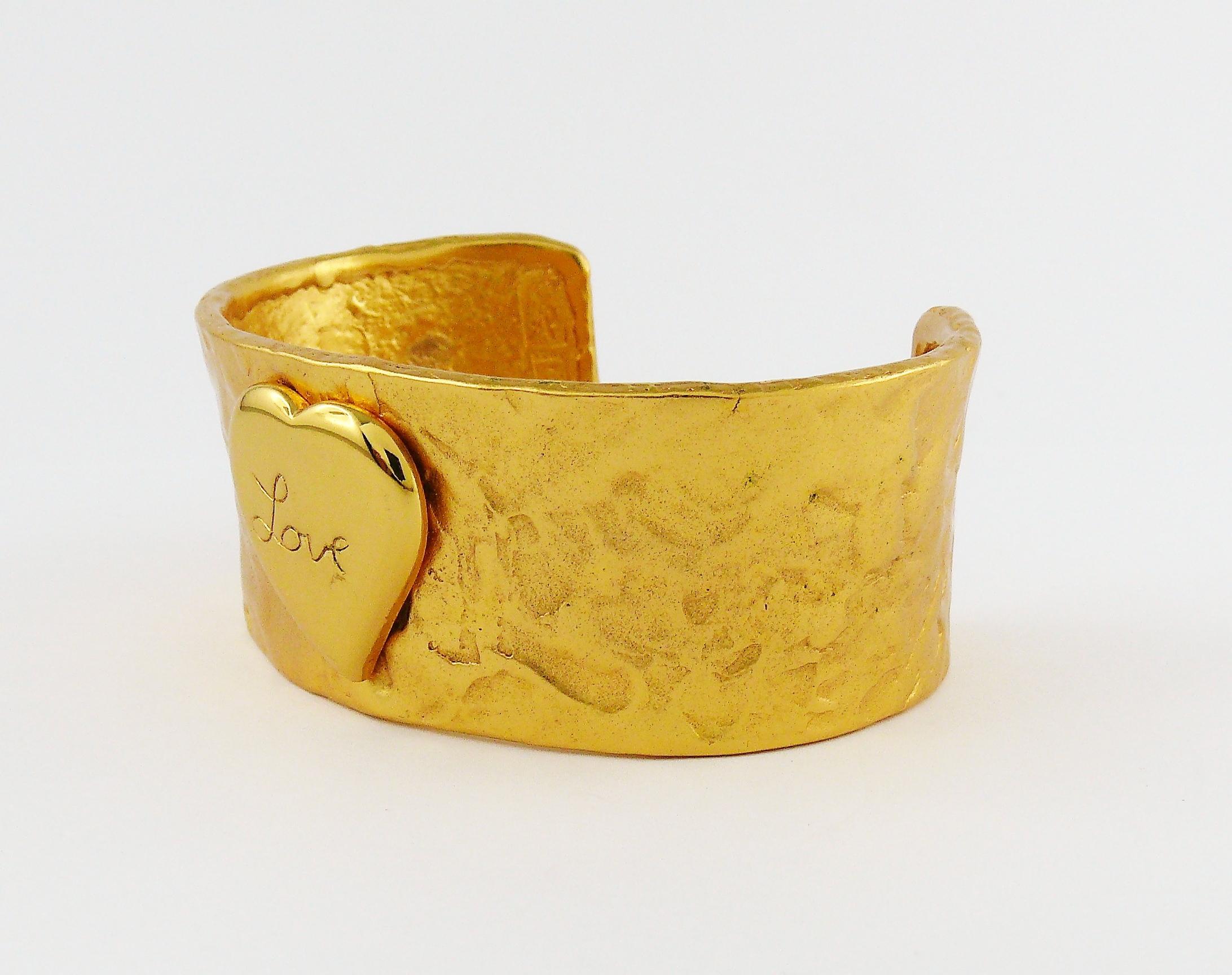 Yves Saint Laurent Vintage Love Heart Hammered Cuff Bracelet In Good Condition For Sale In Nice, FR