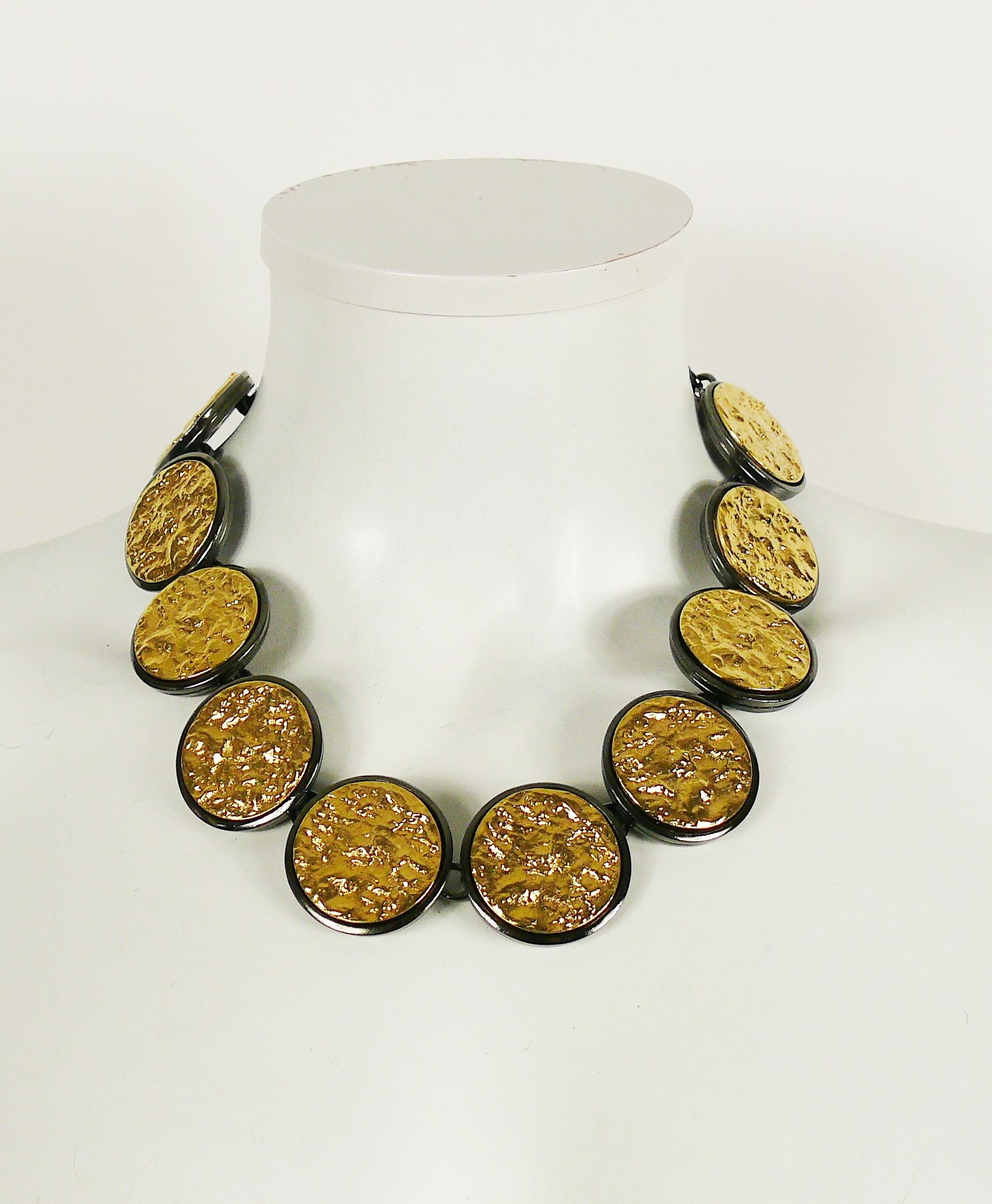 Yves Saint Laurent è una rara collana vintage in edizione limitata con dischi articolati in tonalità oro con incastonatura in patina di fucile.

Chiusura a moschettone.

Firmato Yves Saint Laurent 204/500.

Misure indicative: lunghezza circa 48,5 cm