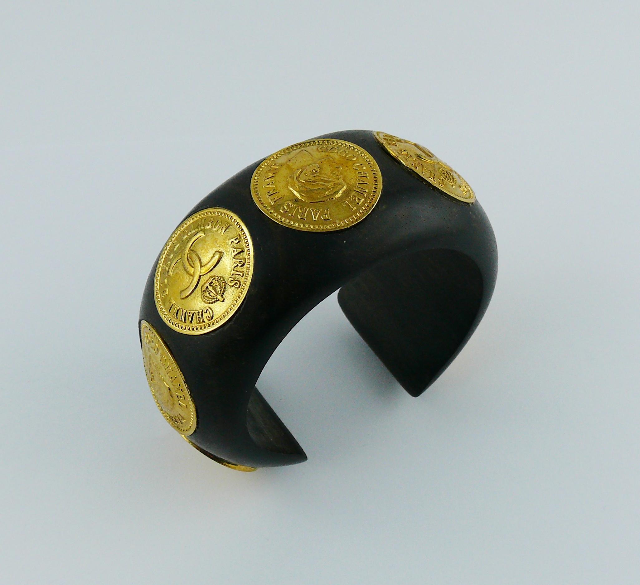 Chanel Vintage 1993 Iconic Coco 31 Rue Cambon Paris Coin Wooden Cuff Bracelet In Good Condition For Sale In Nice, FR