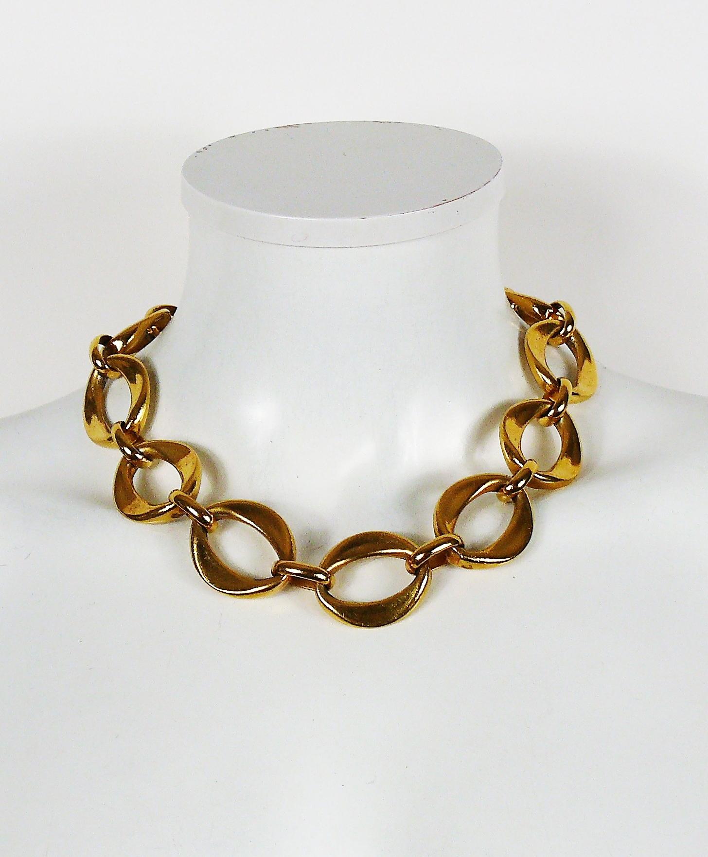 CHANEL vintage gold toned necklace featuring chunky chain links.

Hook closure.

Embossed CHANEL.

Indicative measurements : length approx. 47.5 cm (18.70 inches) / width approx. 2.8 cm (1.10 inches).

JEWELRY CONDITION CHART
- New or never worn :