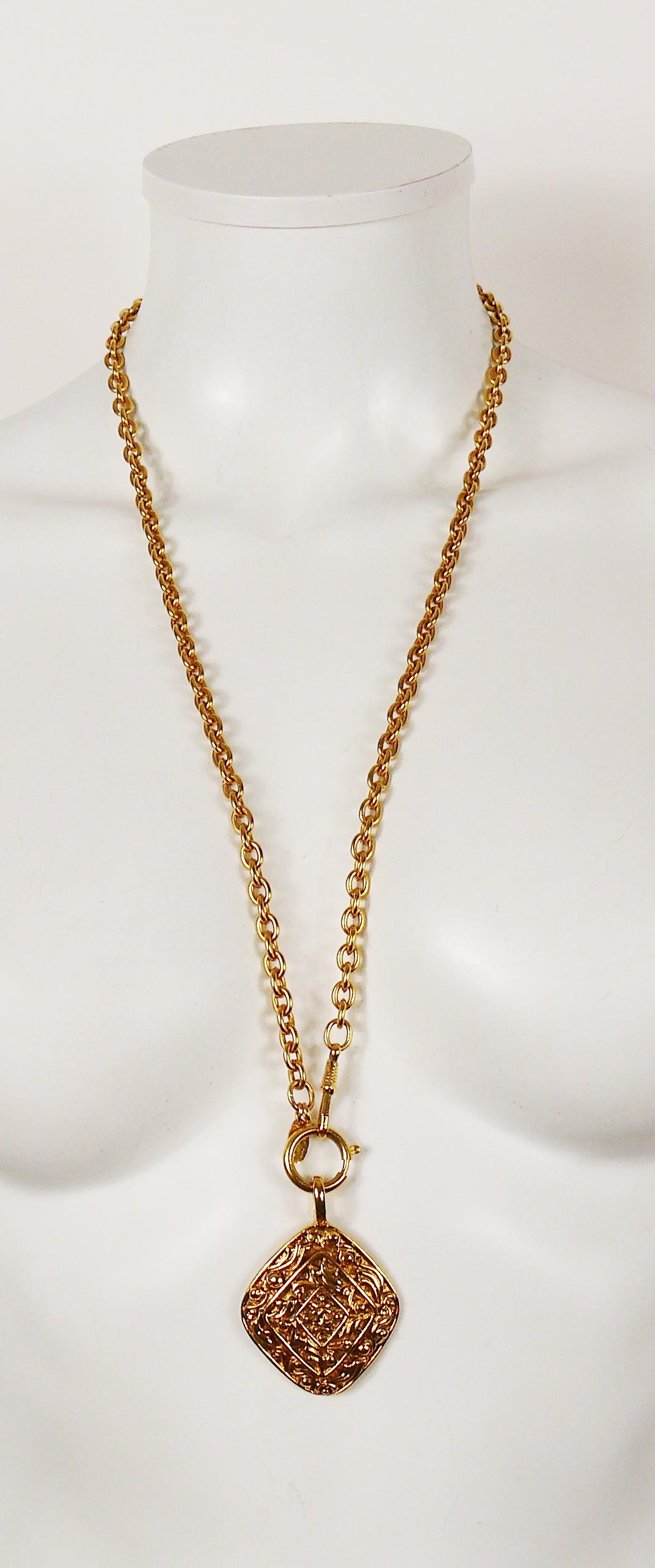 CHANEL vintage gold toned chain necklace featuring a diamond shaped textured CC pendant.

Embossed CHANEL Made in France.
Private sale S engraved on the revese of the pendant (invisible when worn).

Indicative measurements : chain length approx.