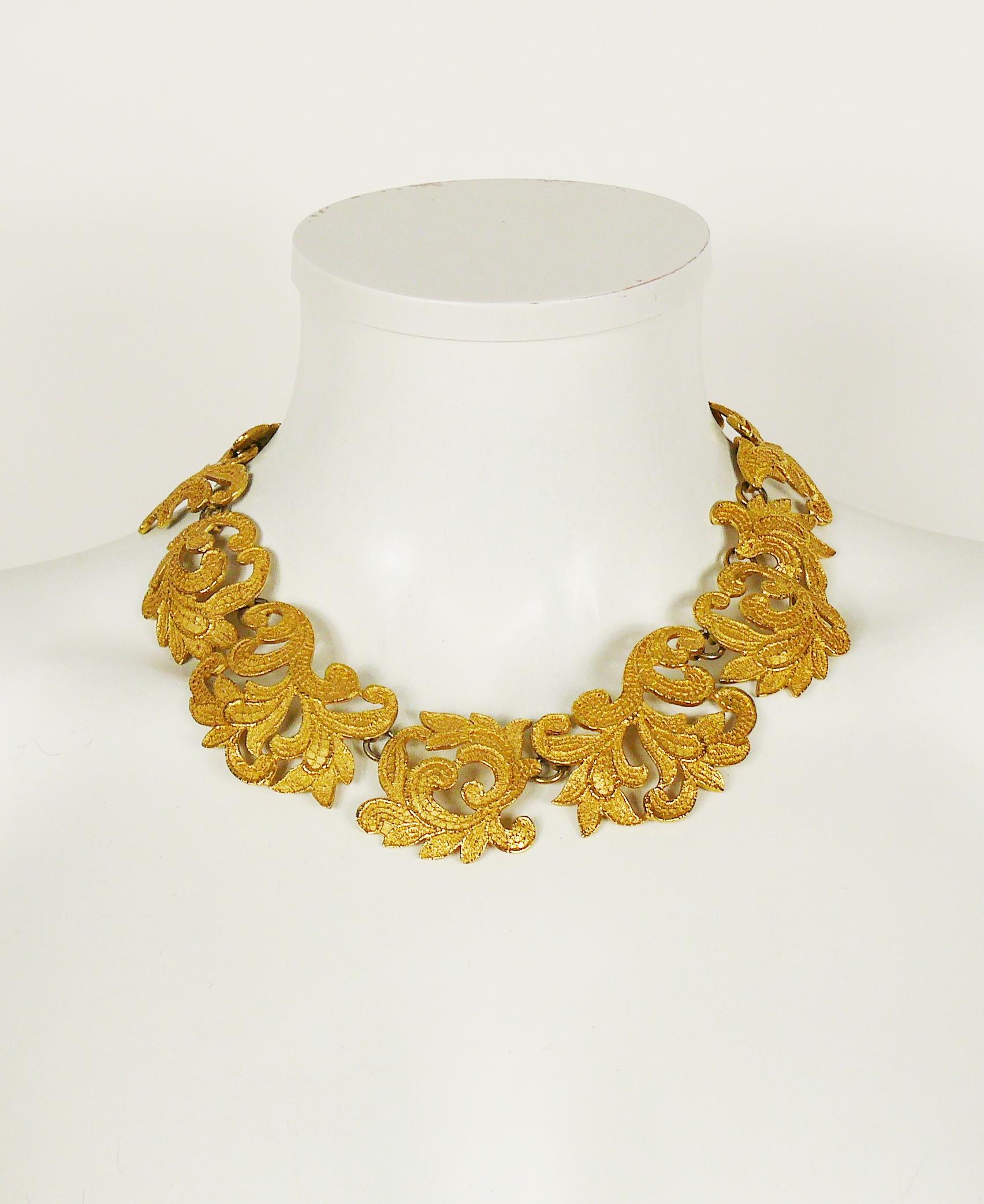 YVES SAINT LAURENT vintage gold toned textured lace leaf pattern links necklace.

Adjustable toggle closure.

Embossed YSL.
YVES SAINT LAURENT signatures on the loop closures. 
Made in France.

Indicative measurements : adjustable length from approx